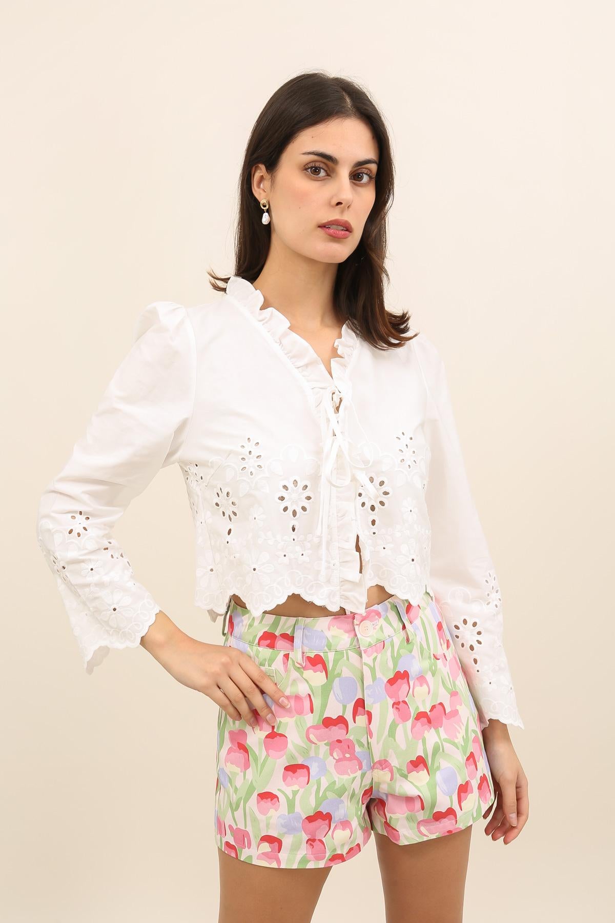 32121 Blusa corta de broderie con volantes y lazo