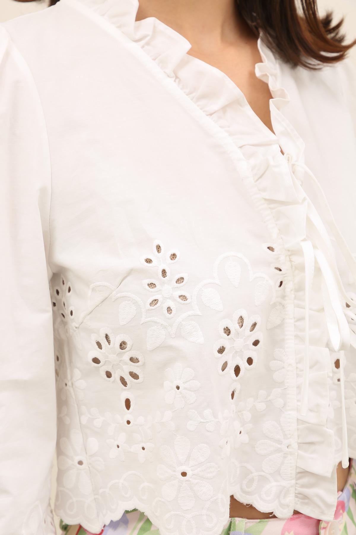 32121 Blusa corta de broderie con volantes y lazo
