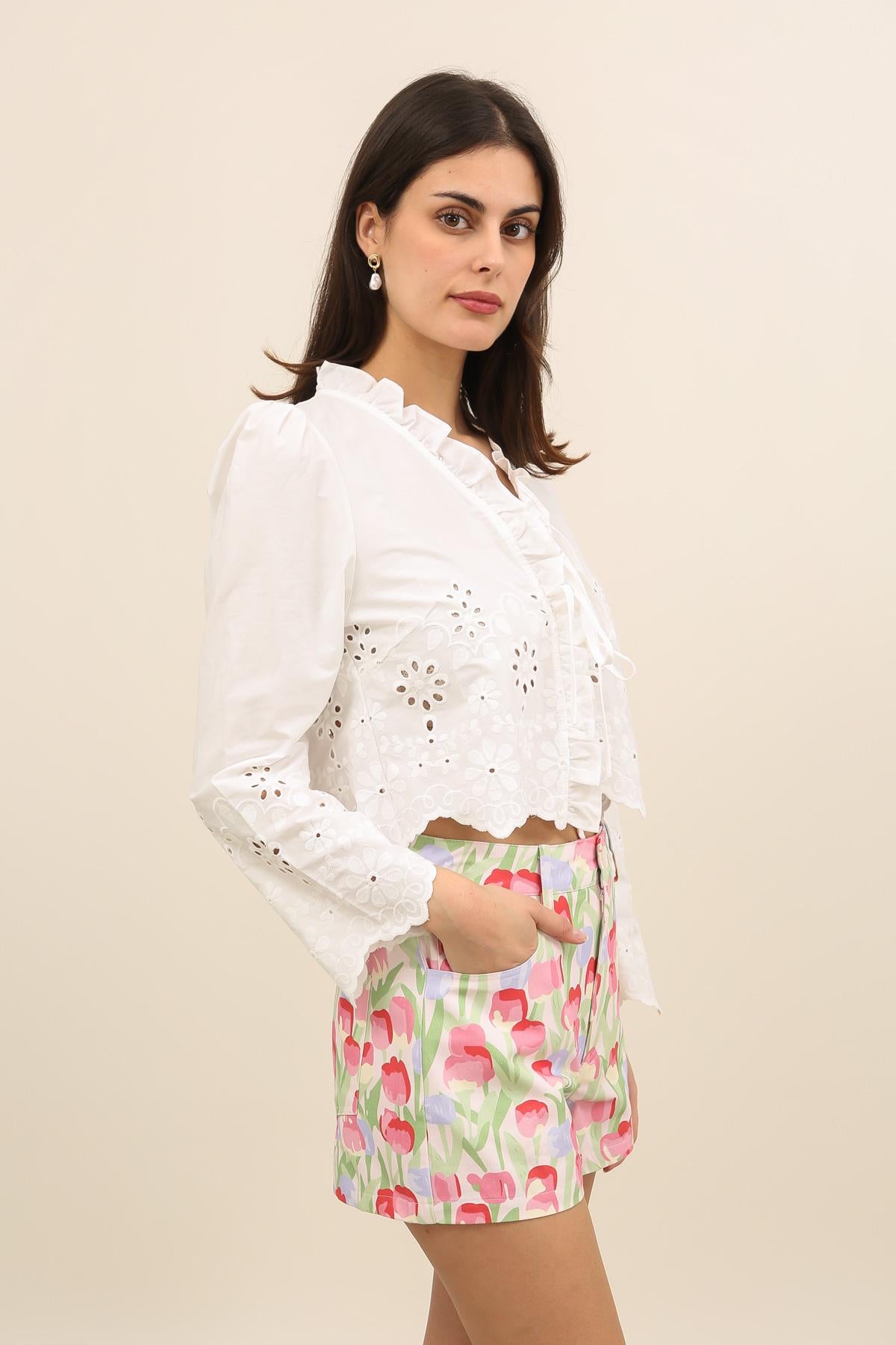 32121 Blusa corta de broderie con volantes y lazo