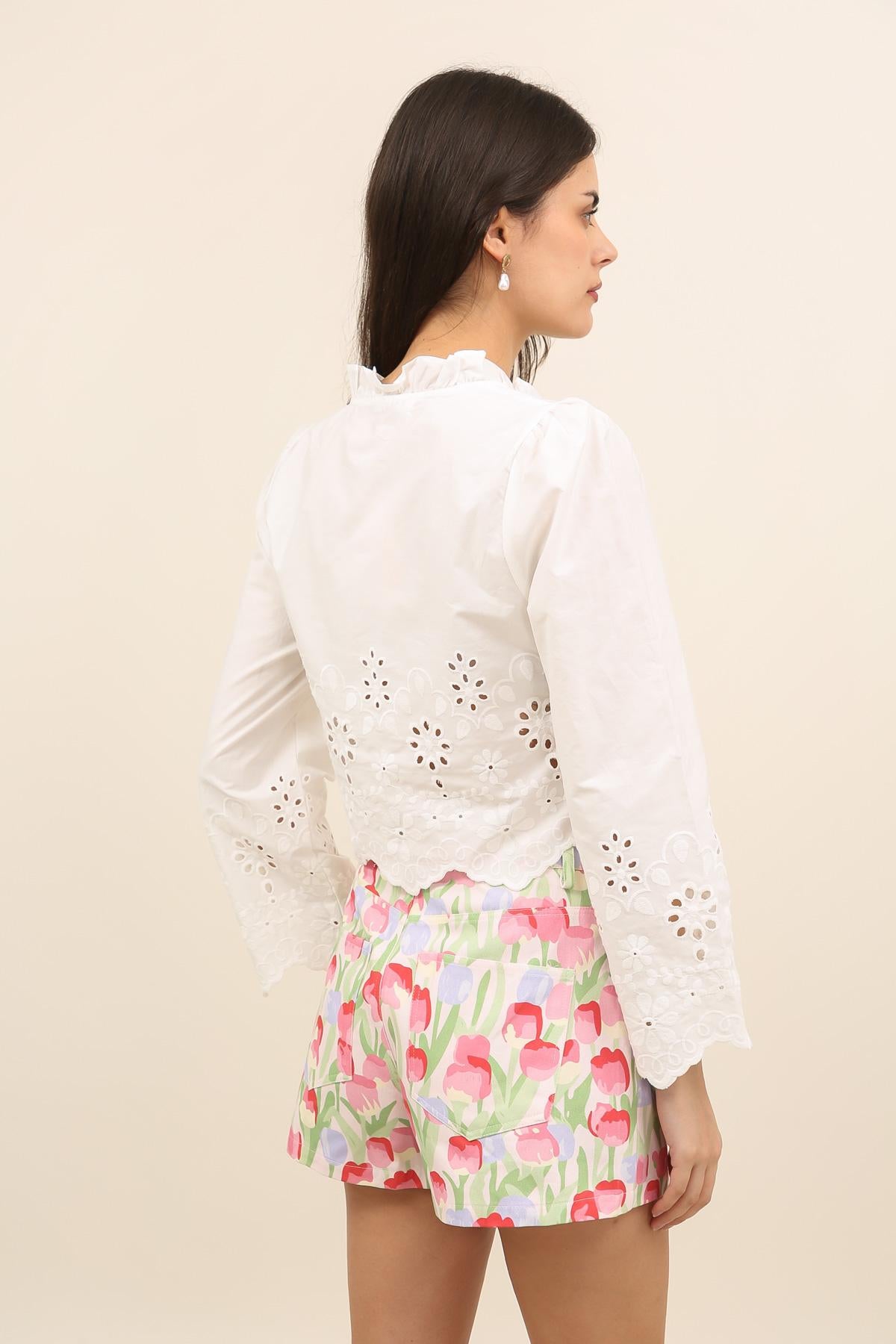 32121 Blusa corta de broderie con volantes y lazo