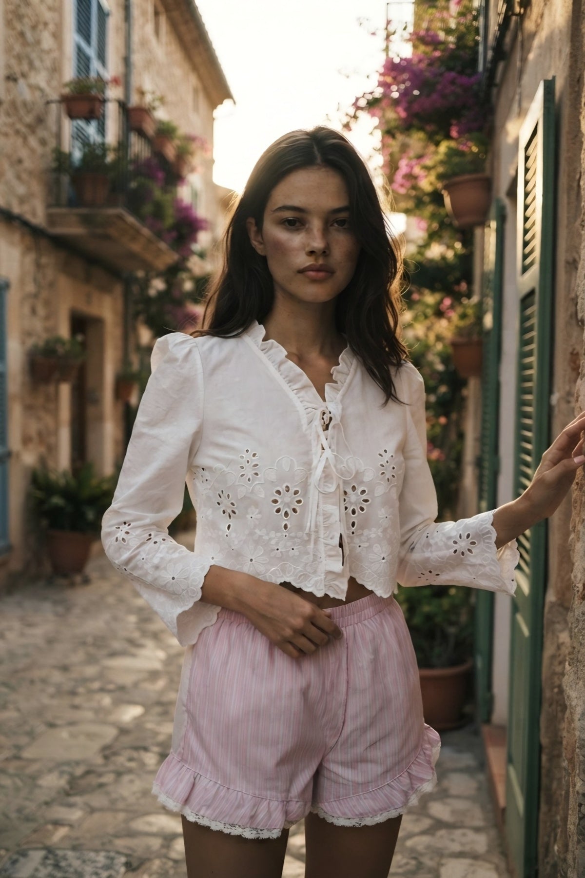 32121 Blusa corta de broderie con volantes y lazo