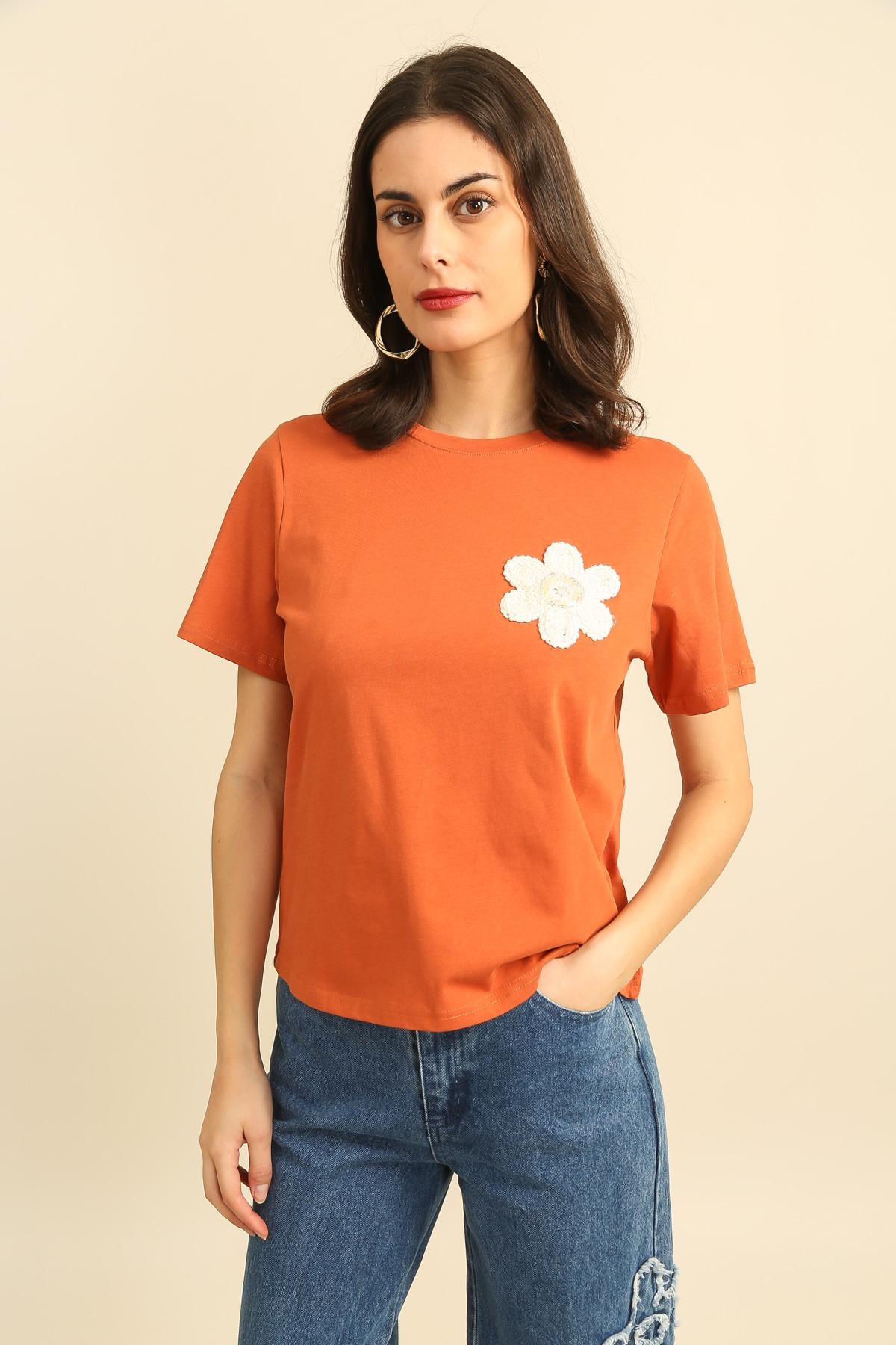 32185 Camiseta con parche de macramé