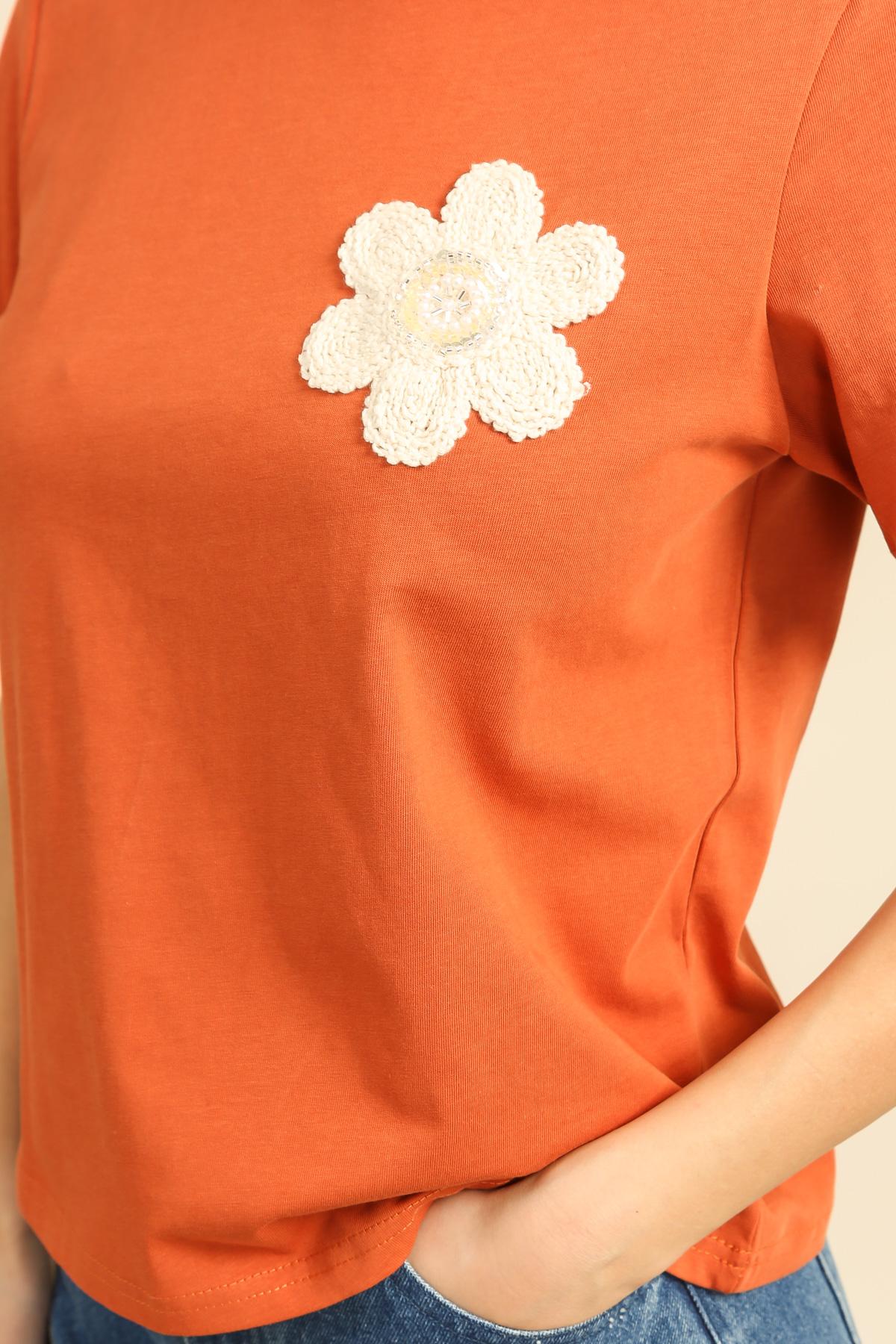 32185 Camiseta con parche de macramé