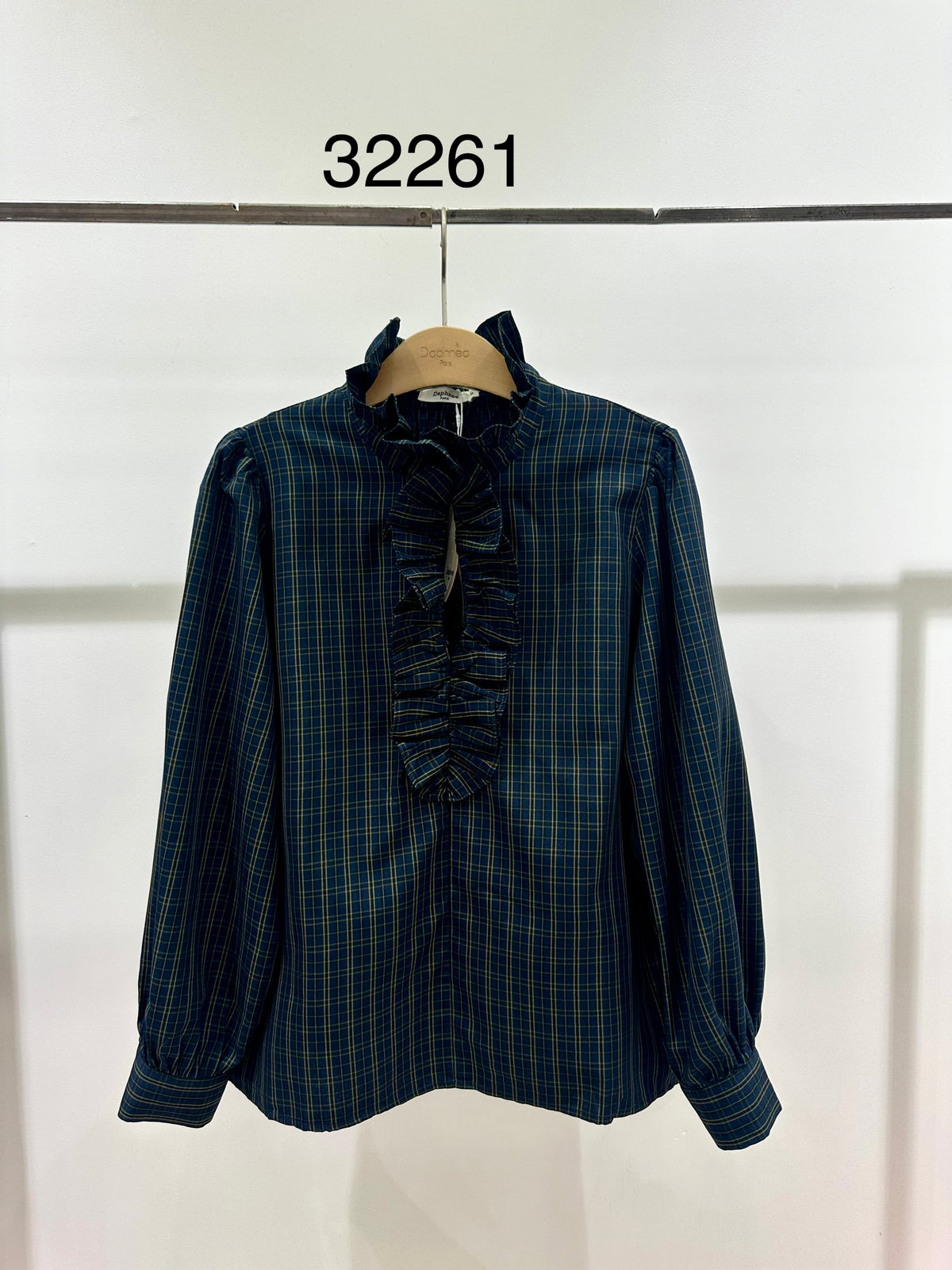 Blusa de mujer a cuadros con cuello alto y volantes - 32261