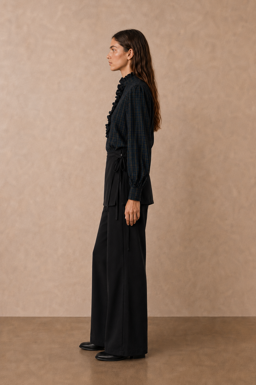 Blusa de mujer a cuadros con cuello alto y volantes - 32261