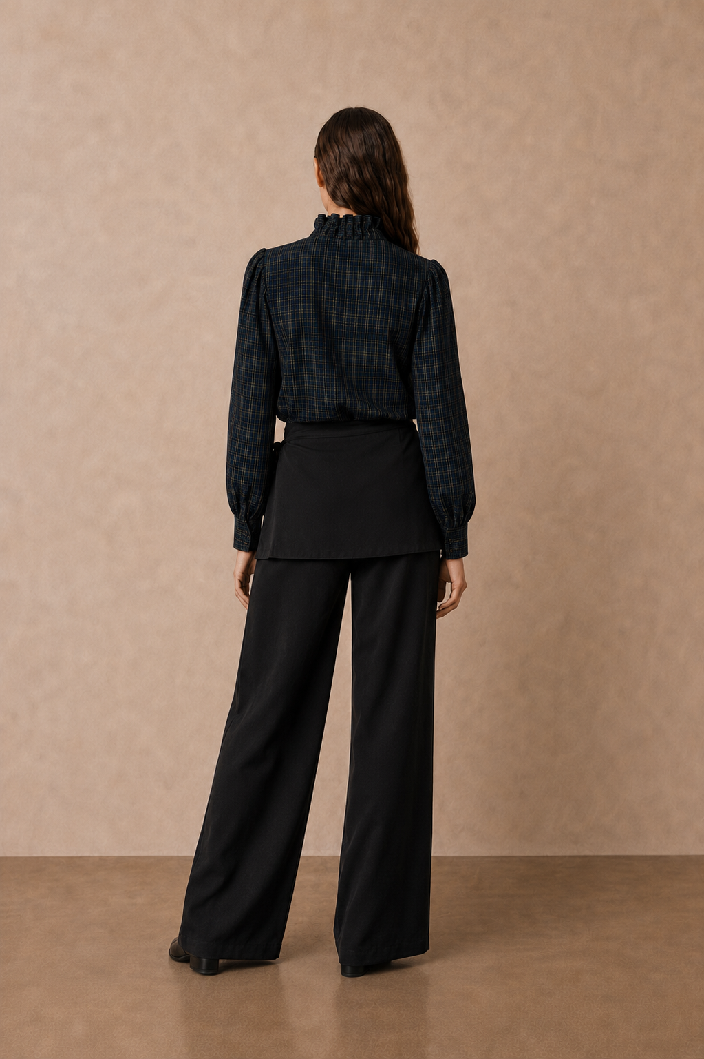 Blusa de mujer a cuadros con cuello alto y volantes - 32261