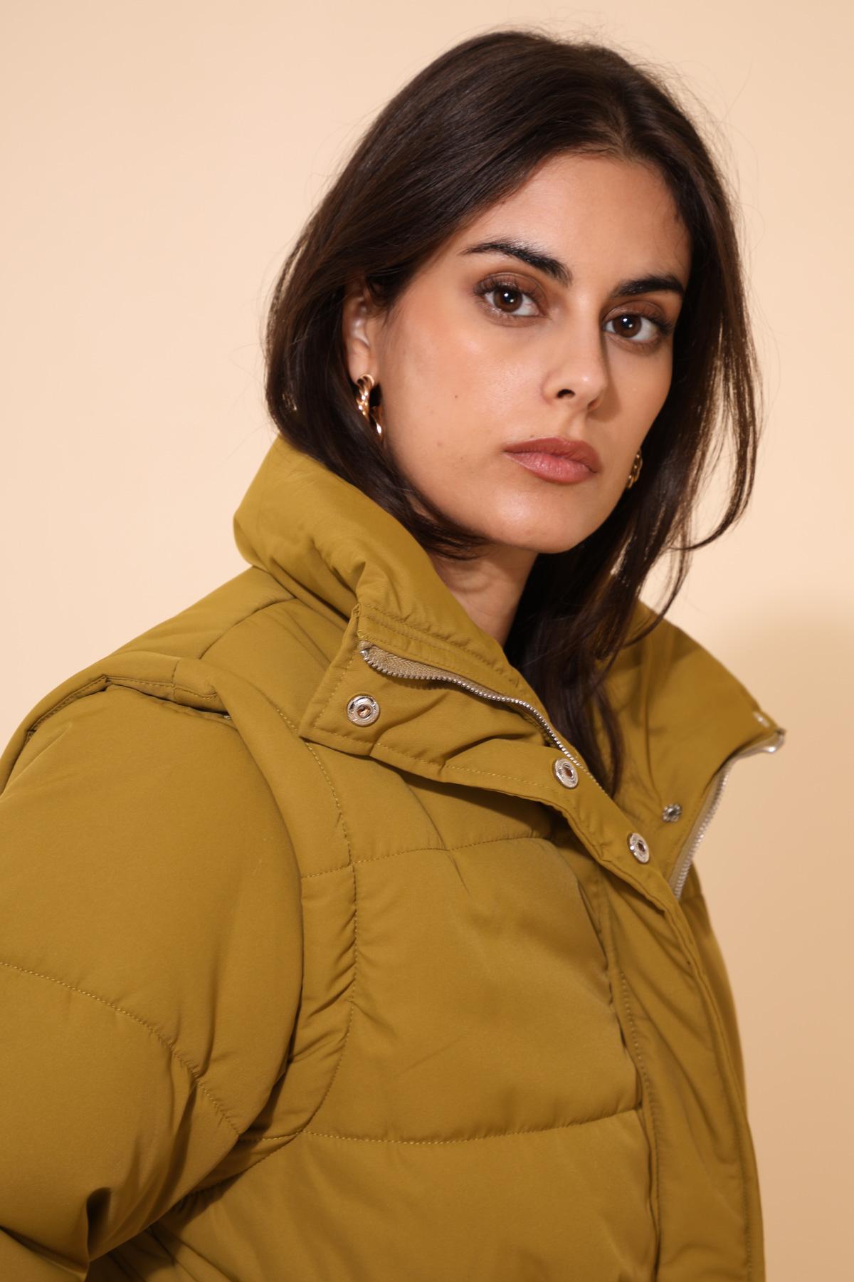 5099 Chaqueta acolchada de cuello alto