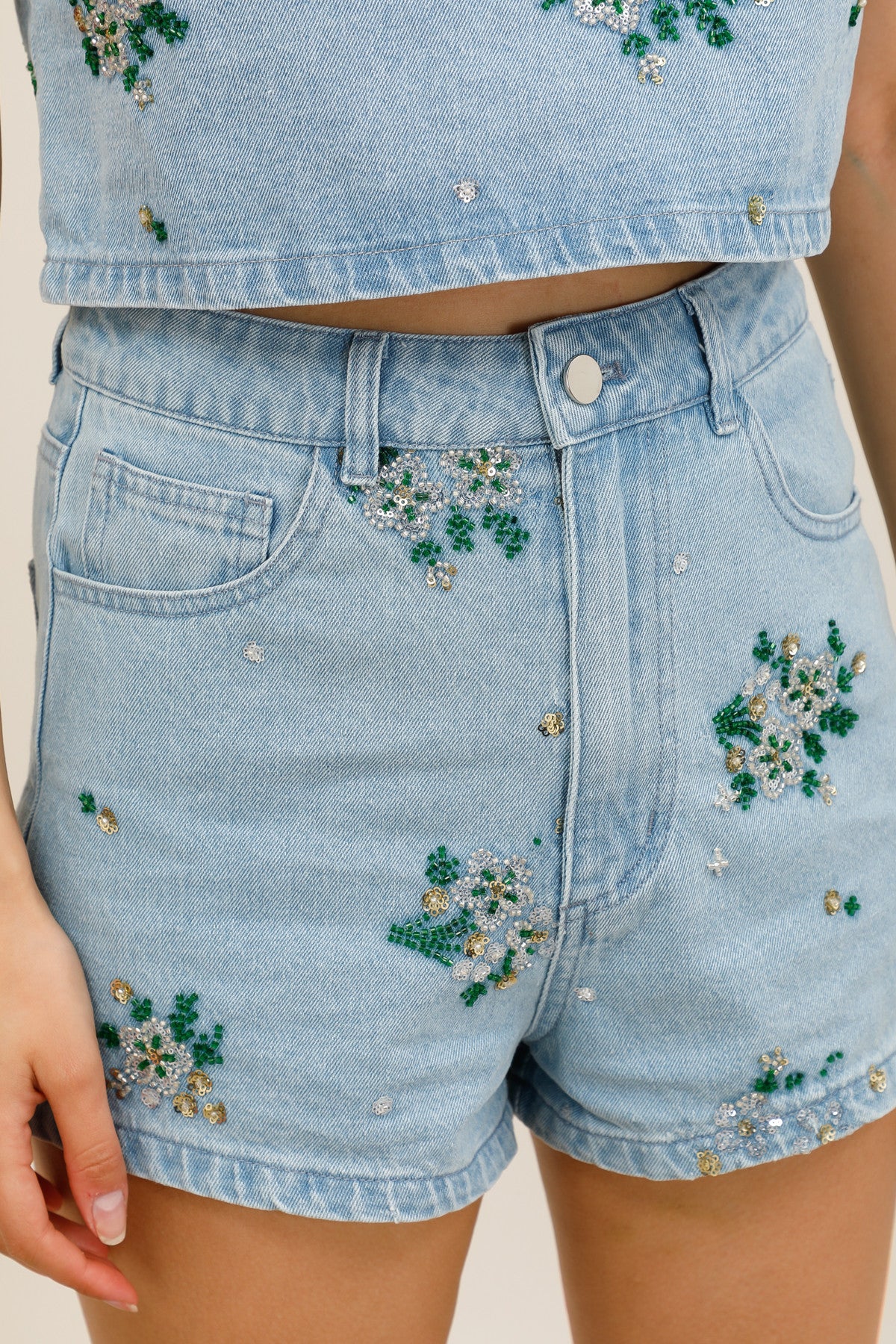 5822 Embellished denim shorts with beads and sequins