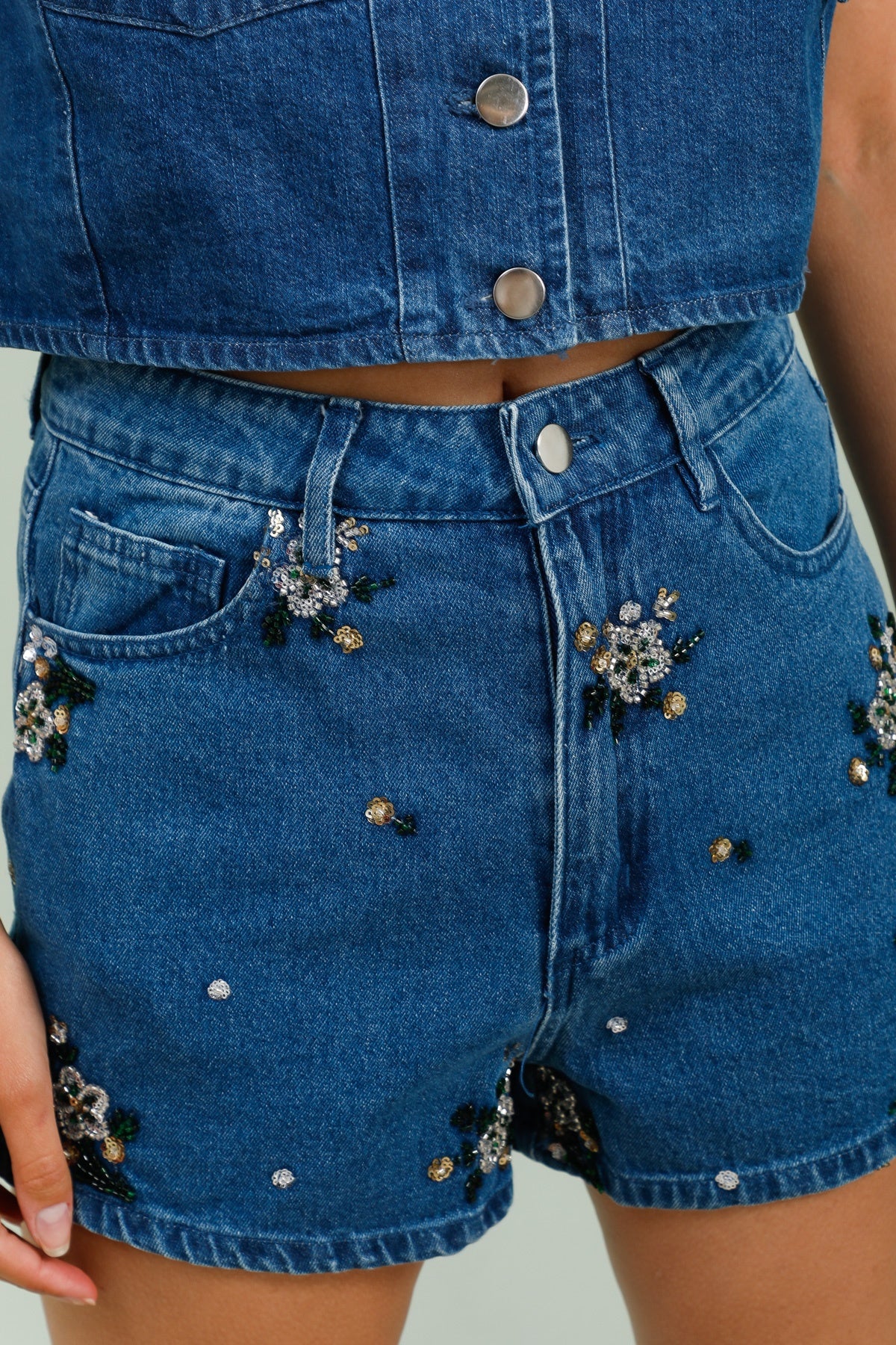 5822 Embellished denim shorts with beads and sequins