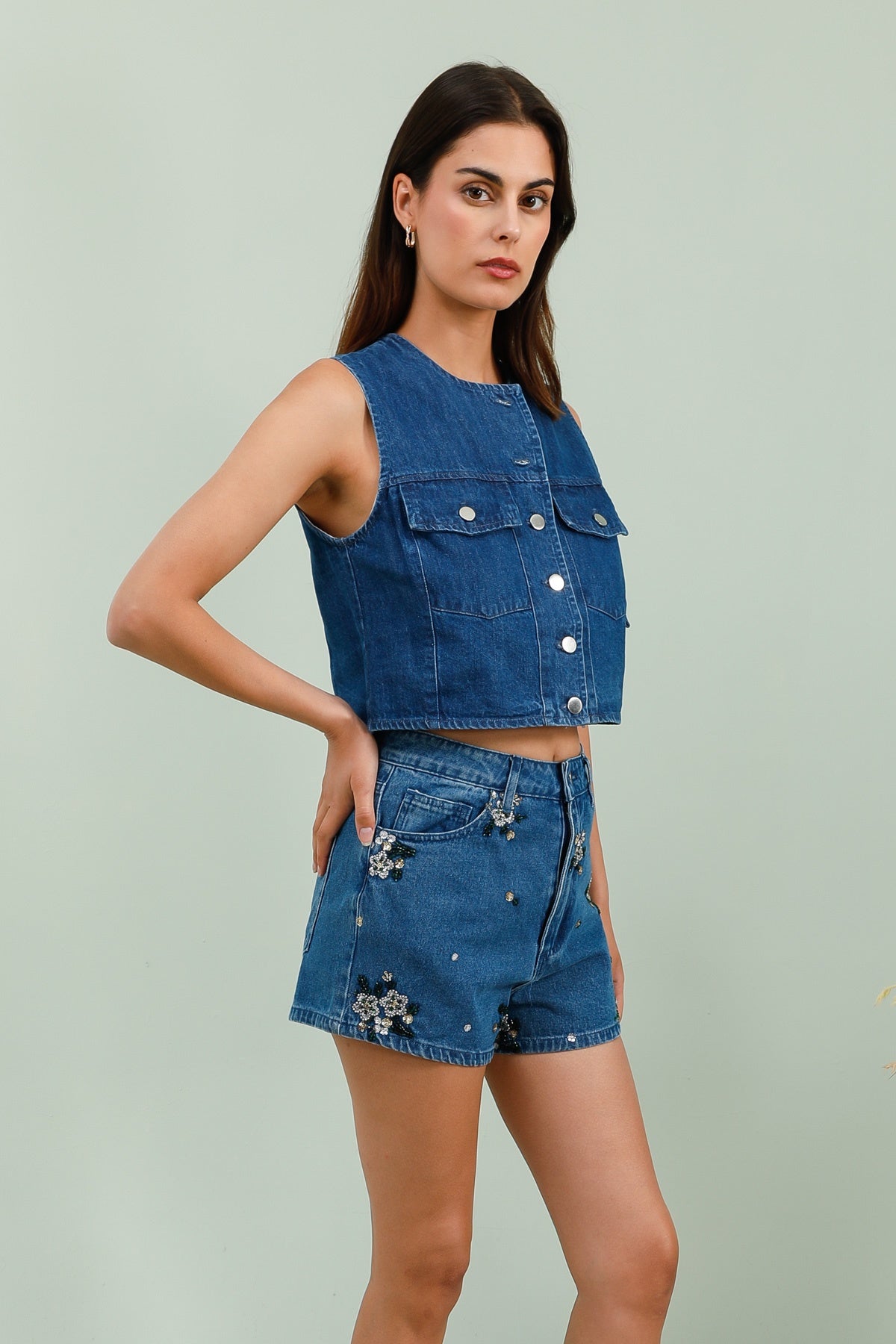 5822 Embellished denim shorts with beads and sequins