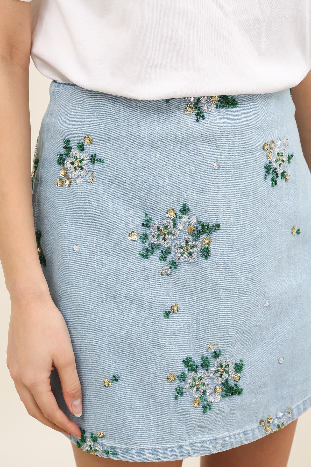 5823 Embellished denim shorts with beads and sequins