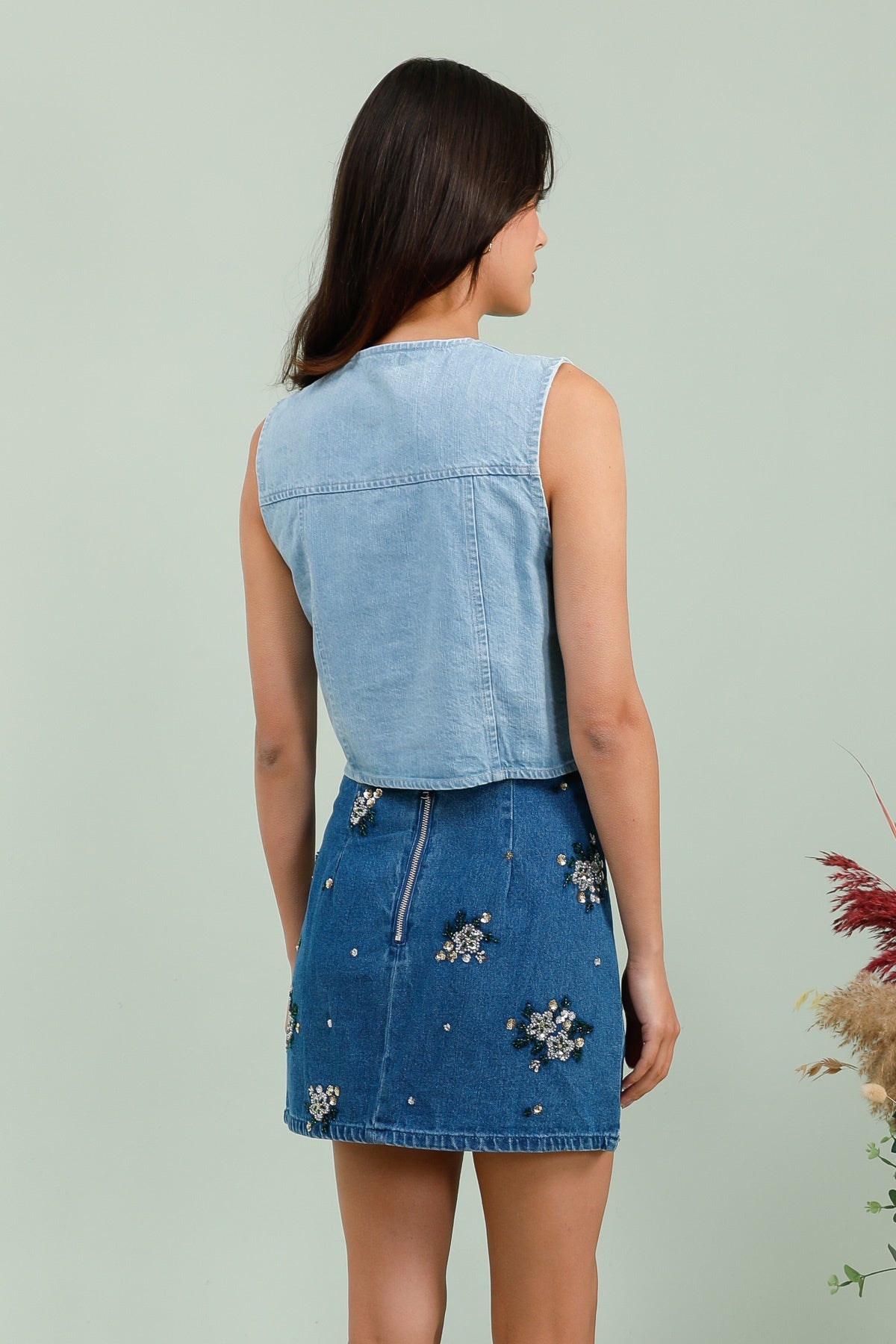 5823 Embellished denim shorts with beads and sequins