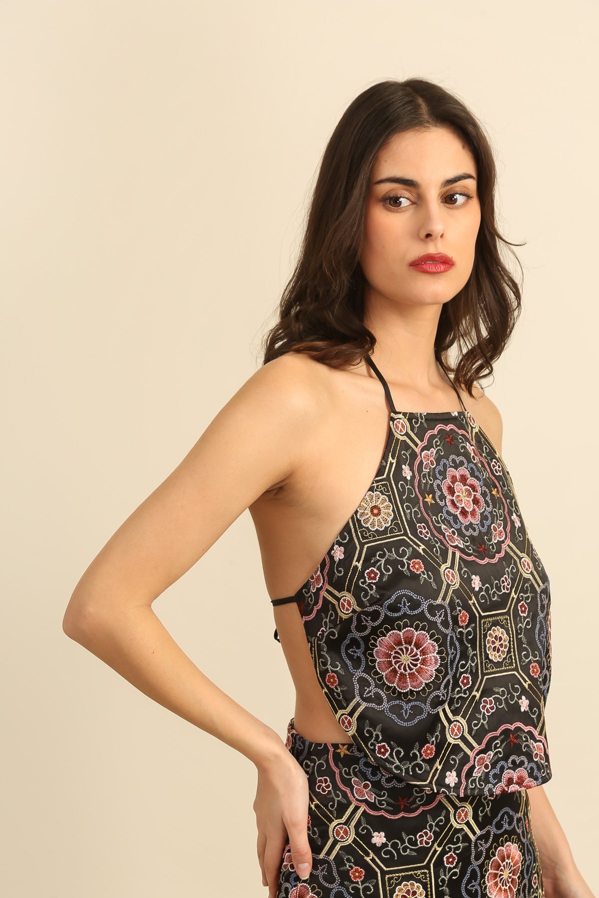 5995 Top sin espalda bordado