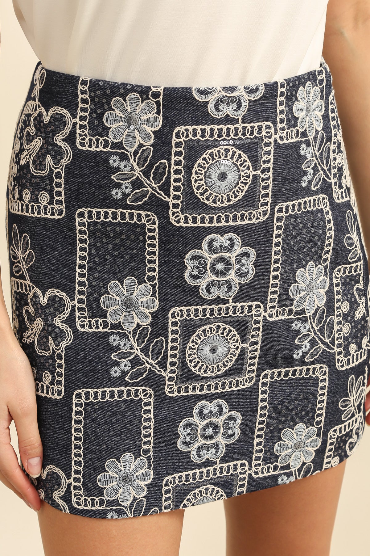 6007 Jupe denim brodée