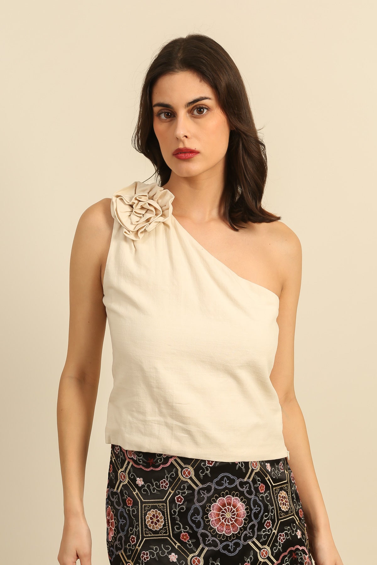 6010 Top asimétrico para mujer con flor en el hombro