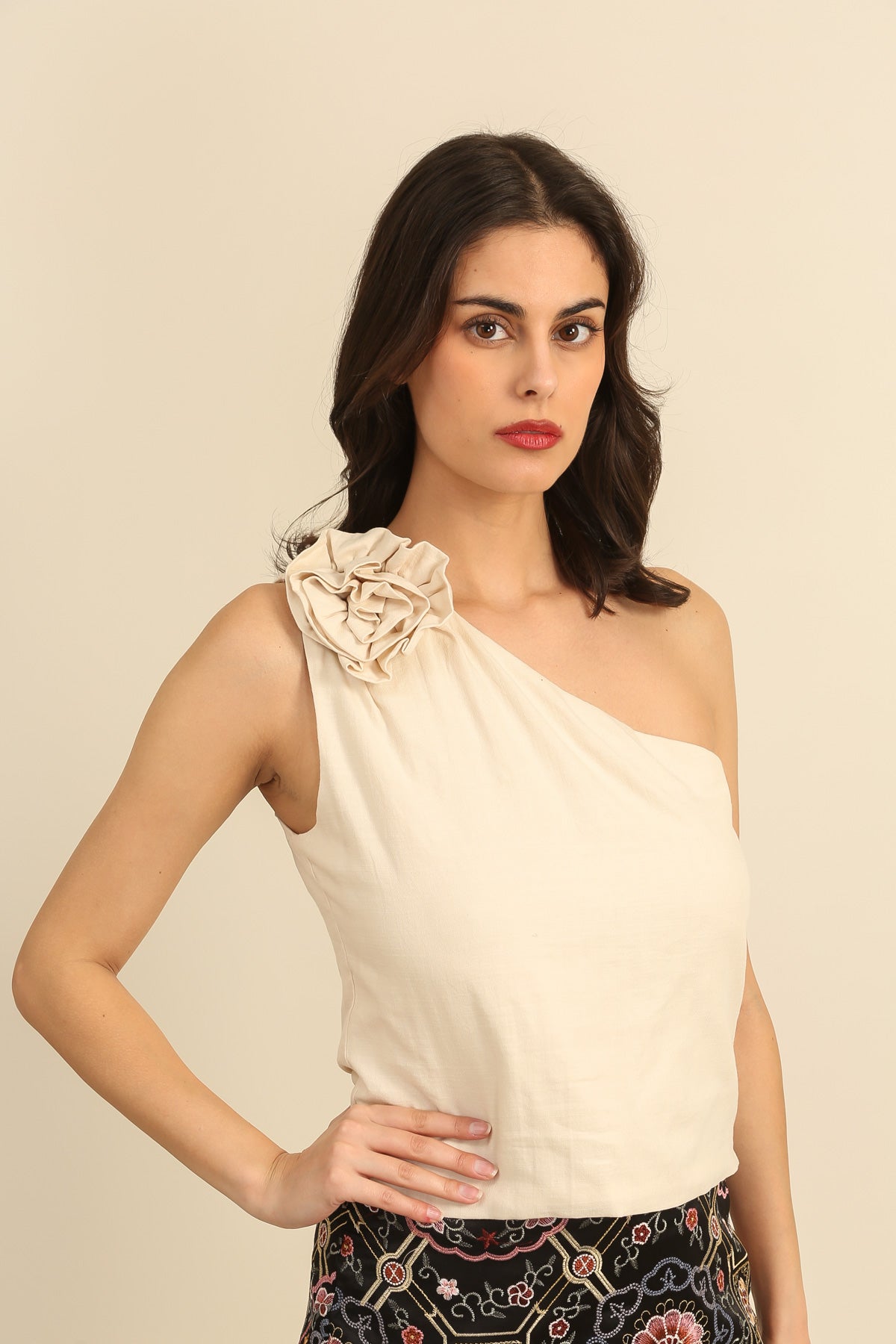 6010 Top asimétrico para mujer con flor en el hombro