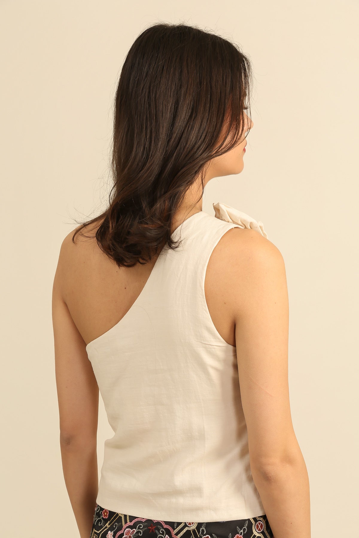6010 Top asimétrico para mujer con flor en el hombro