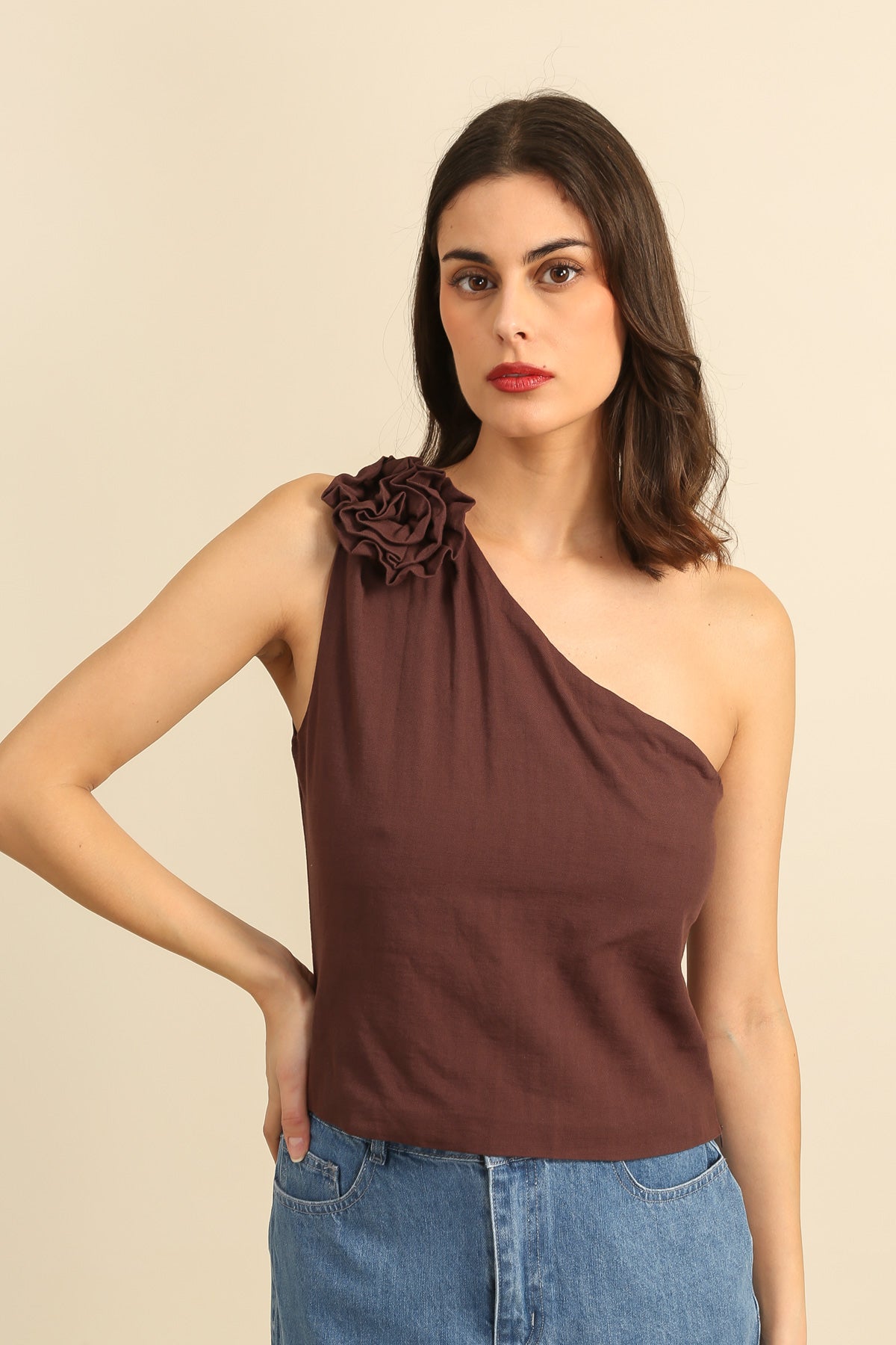 6010 Top asimétrico para mujer con flor en el hombro