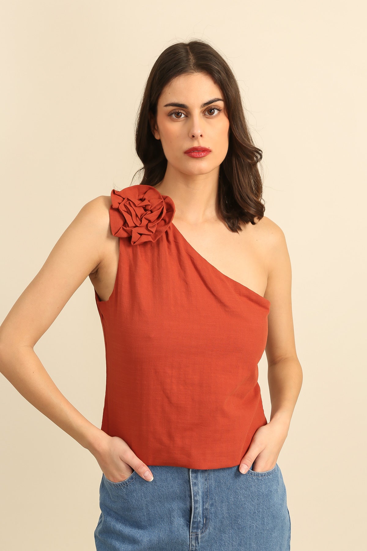 6010 Top asimétrico para mujer con flor en el hombro