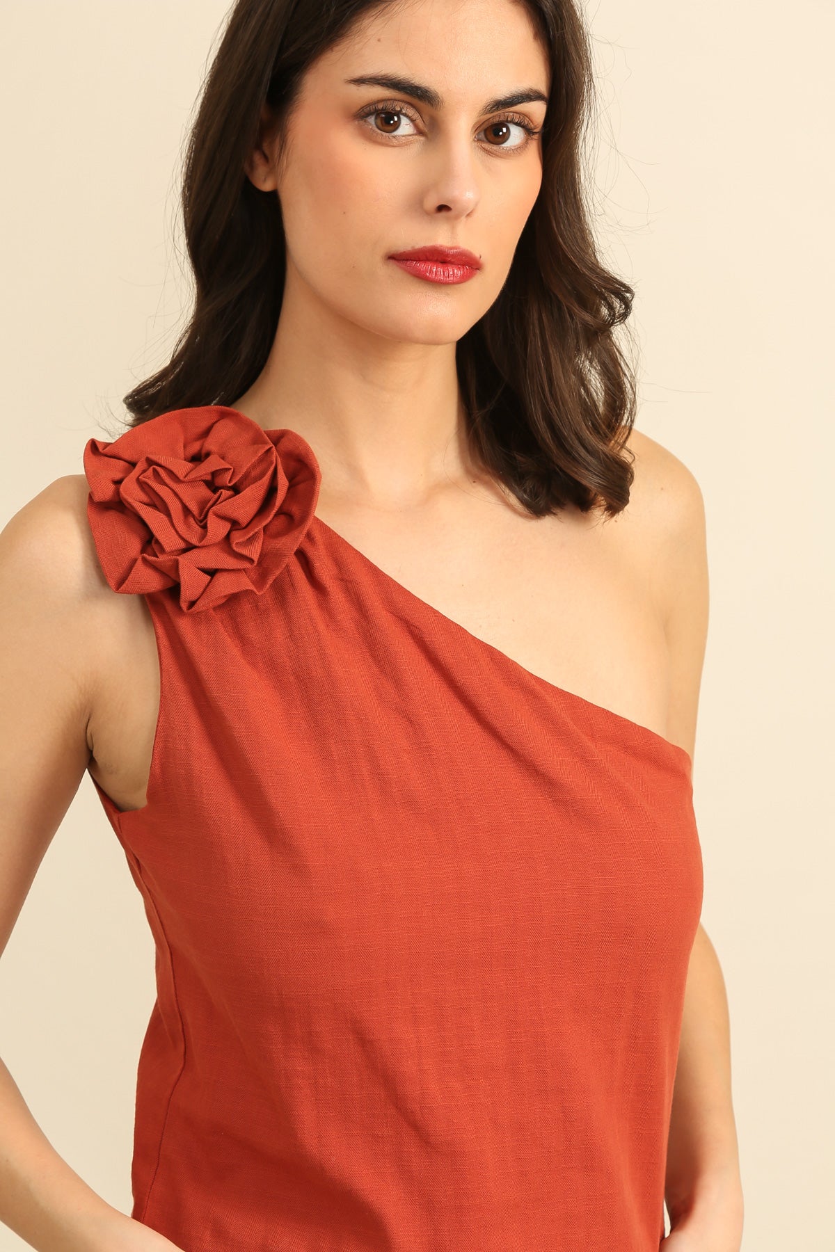 6010 Top asimétrico para mujer con flor en el hombro