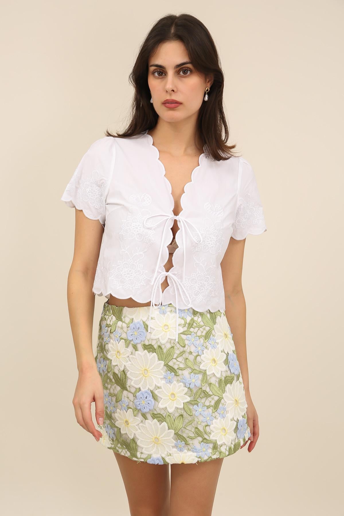 6013 Blusa ligera de mujer de manga corta bordada para anudar