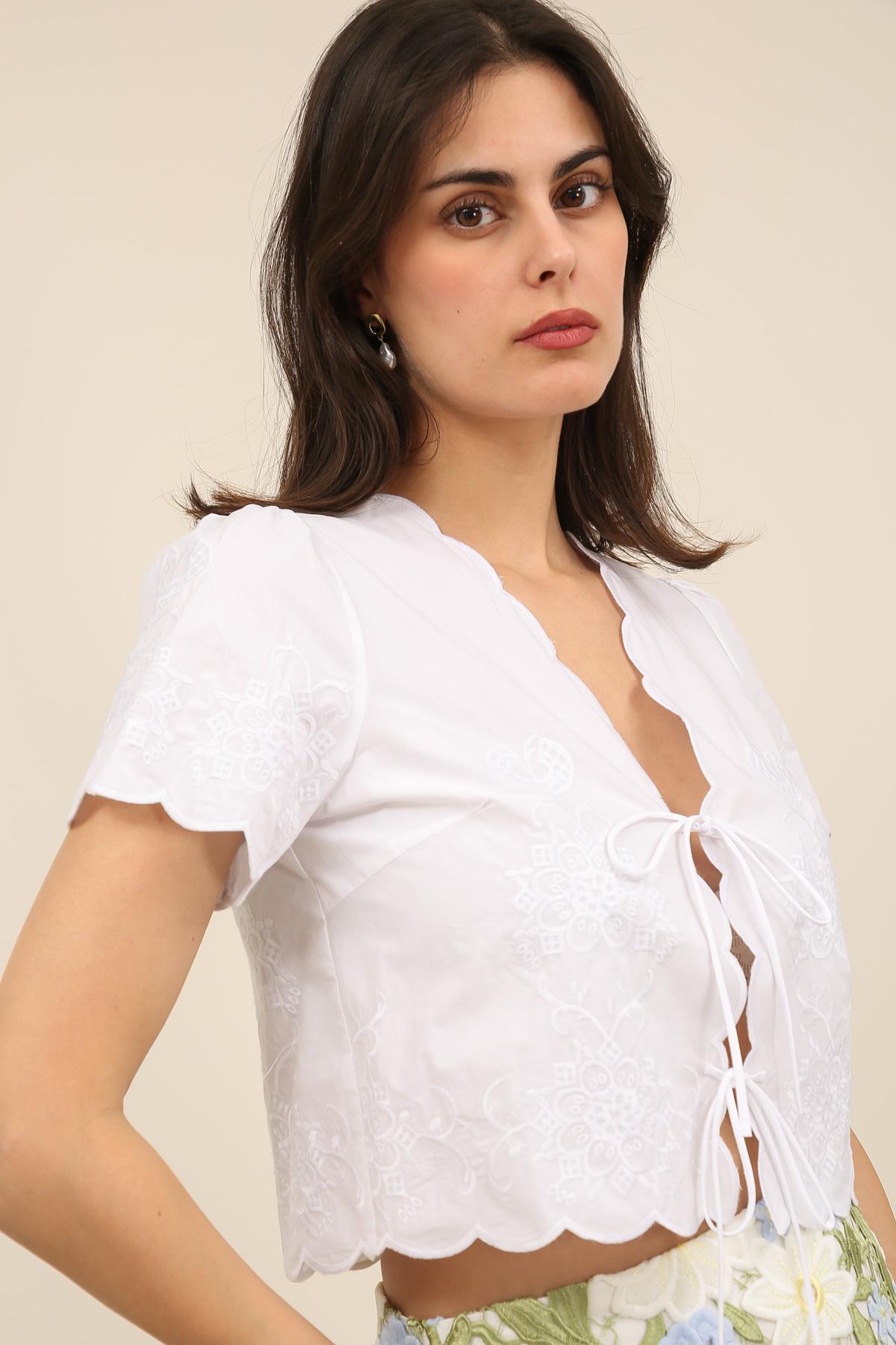 6013 Blusa ligera de mujer de manga corta bordada para anudar