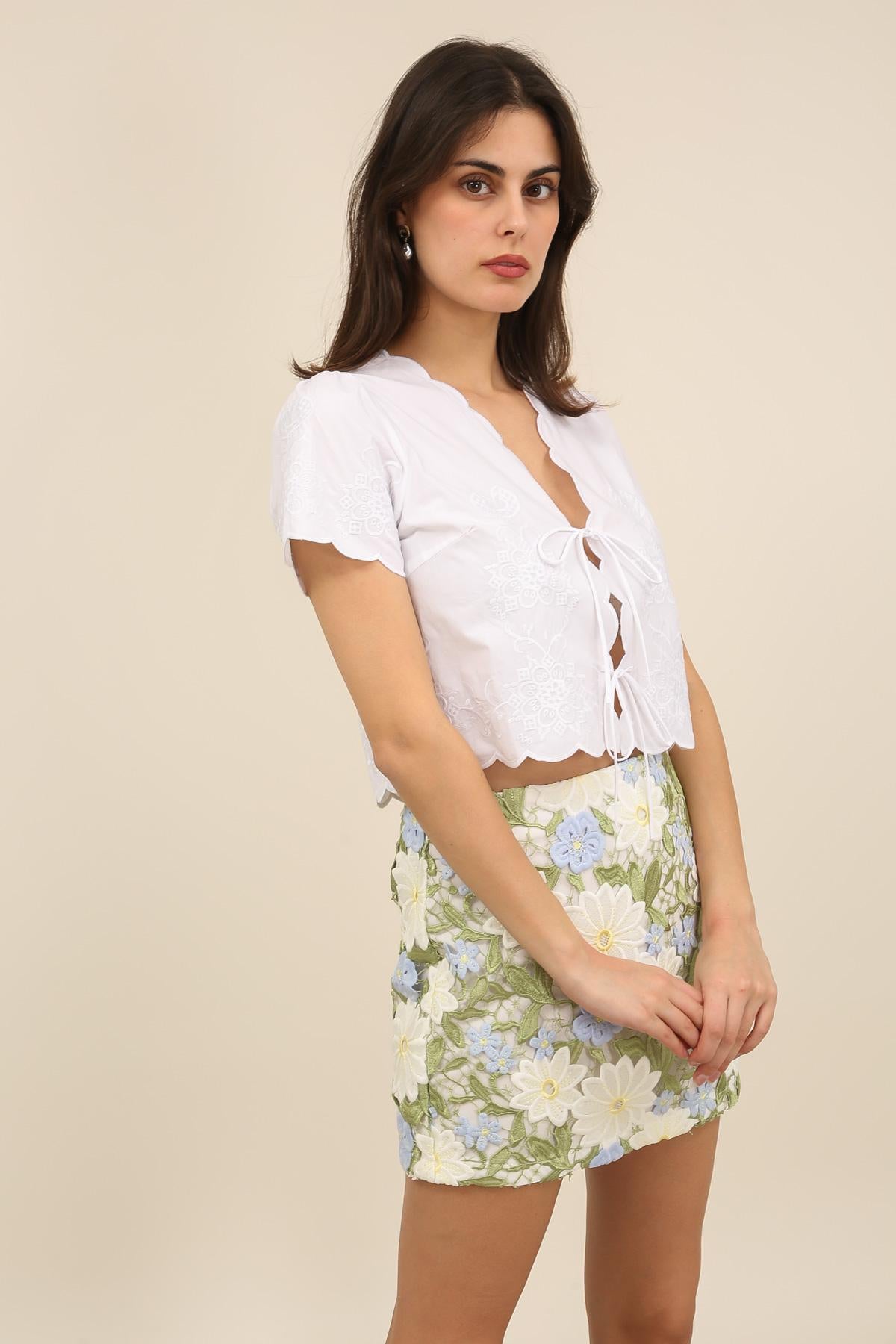 6013 Blusa ligera de mujer de manga corta bordada para anudar
