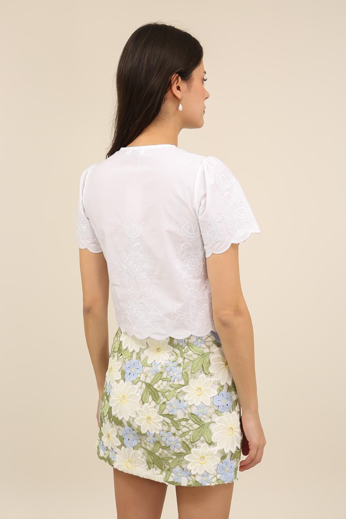 6013 Blusa ligera de mujer de manga corta bordada para anudar