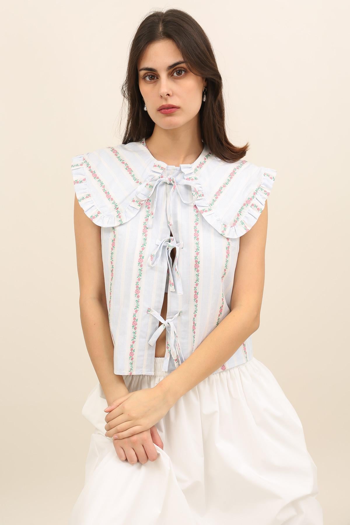 6017 Top sin Mangas Estampado Floral con Nudo y Cuello con Volantes