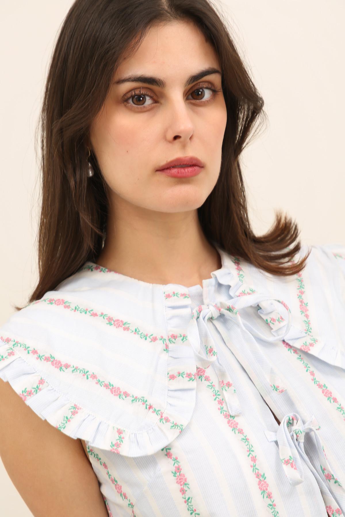 6017 Top sin Mangas Estampado Floral con Nudo y Cuello con Volantes