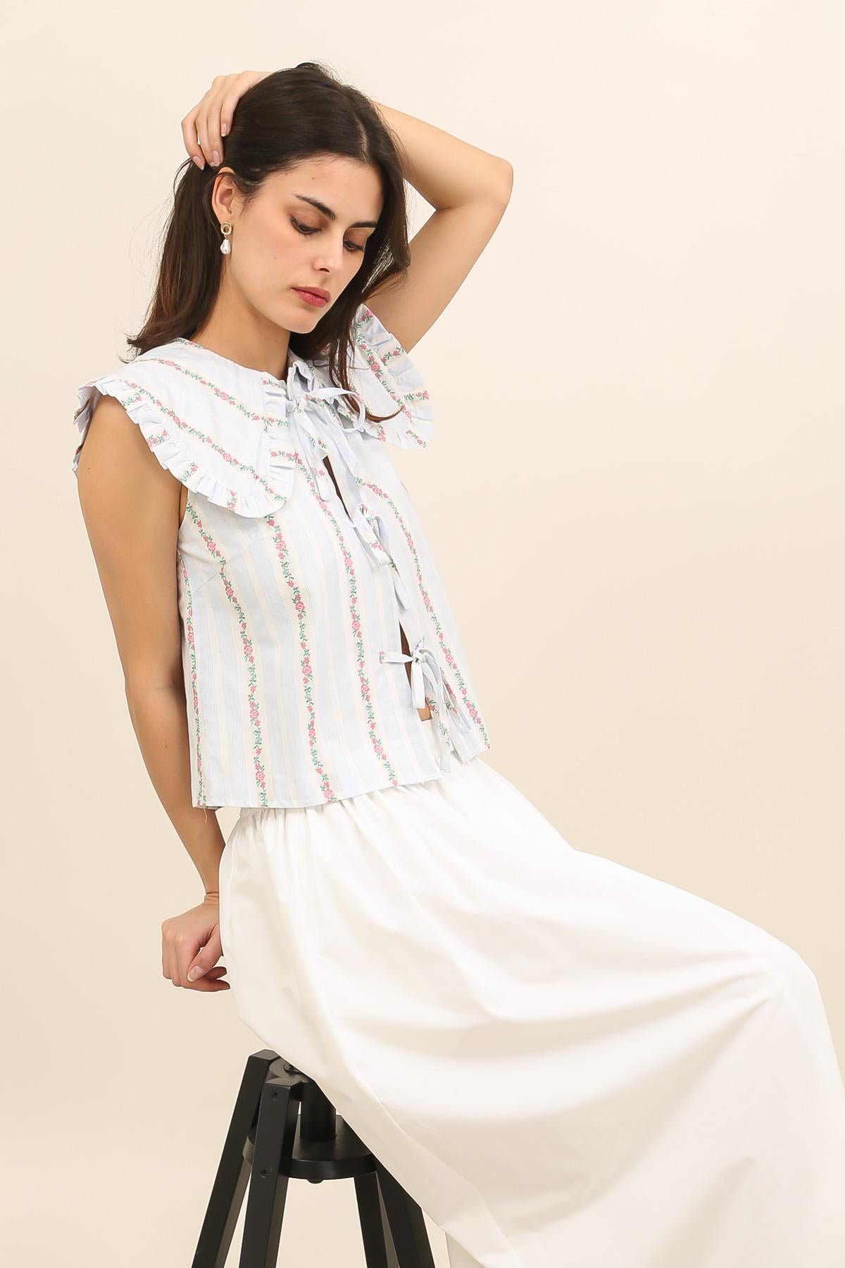 6017 Top sin Mangas Estampado Floral con Nudo y Cuello con Volantes