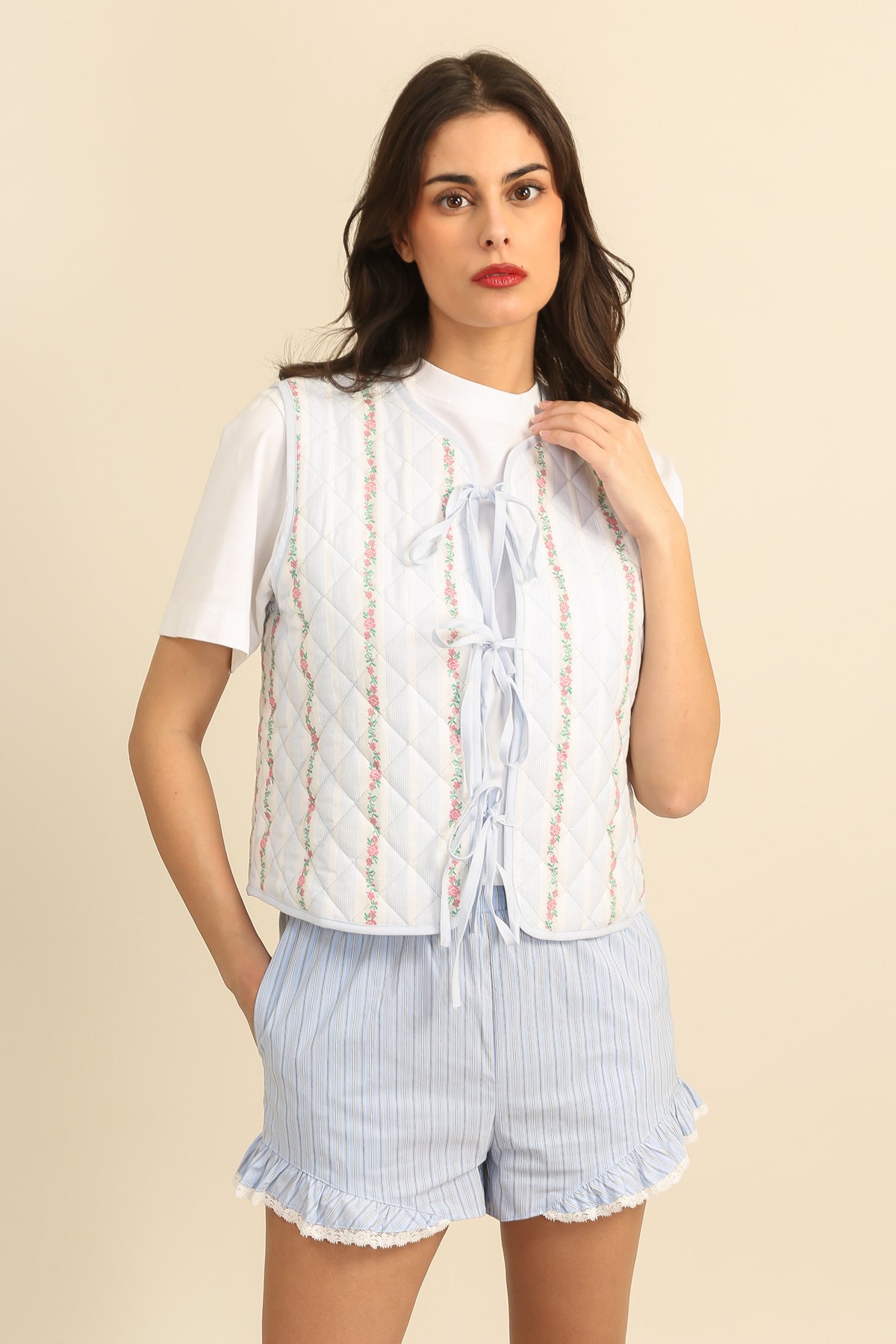 6018 Chaleco Acolchado sin Mangas Floral para Anudar