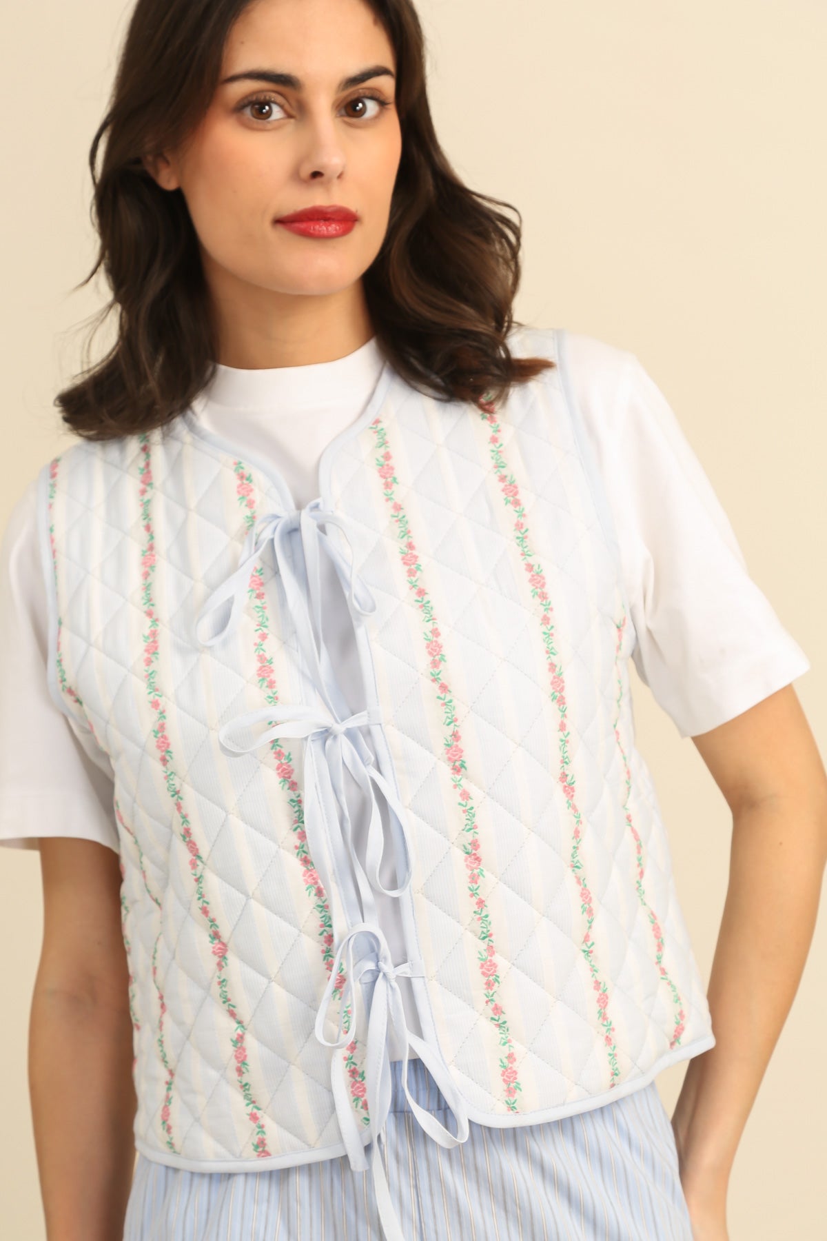 6018 Chaleco Acolchado sin Mangas Floral para Anudar