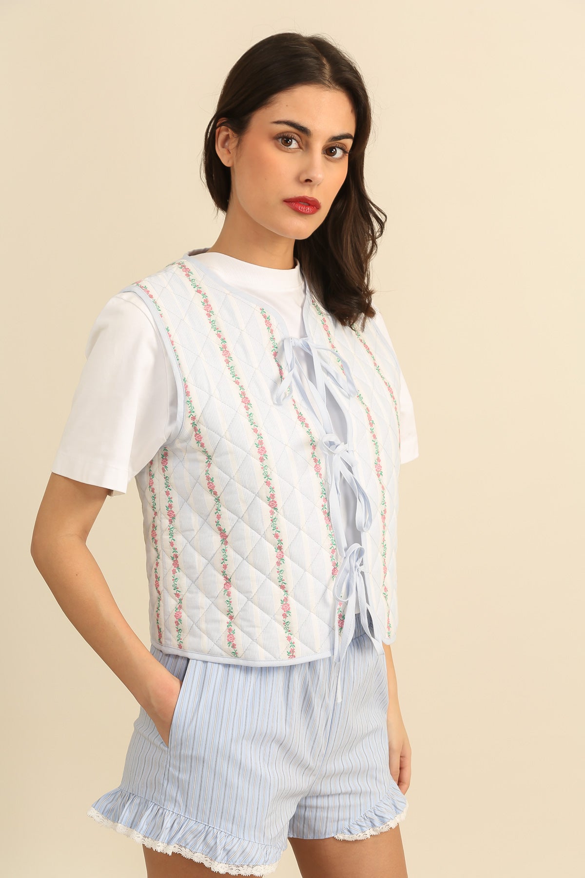 6018 Chaleco Acolchado sin Mangas Floral para Anudar