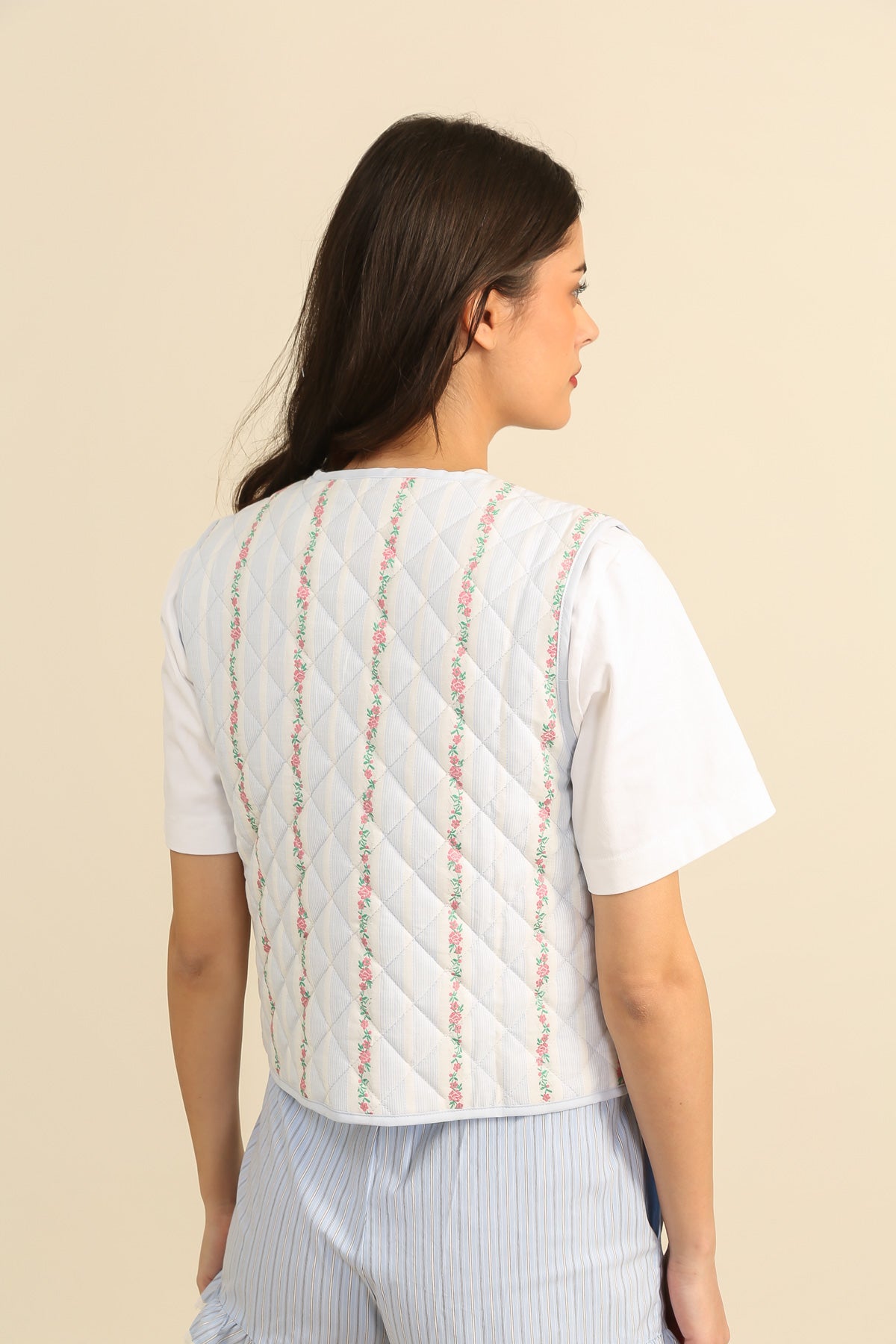 6018 Chaleco Acolchado sin Mangas Floral para Anudar
