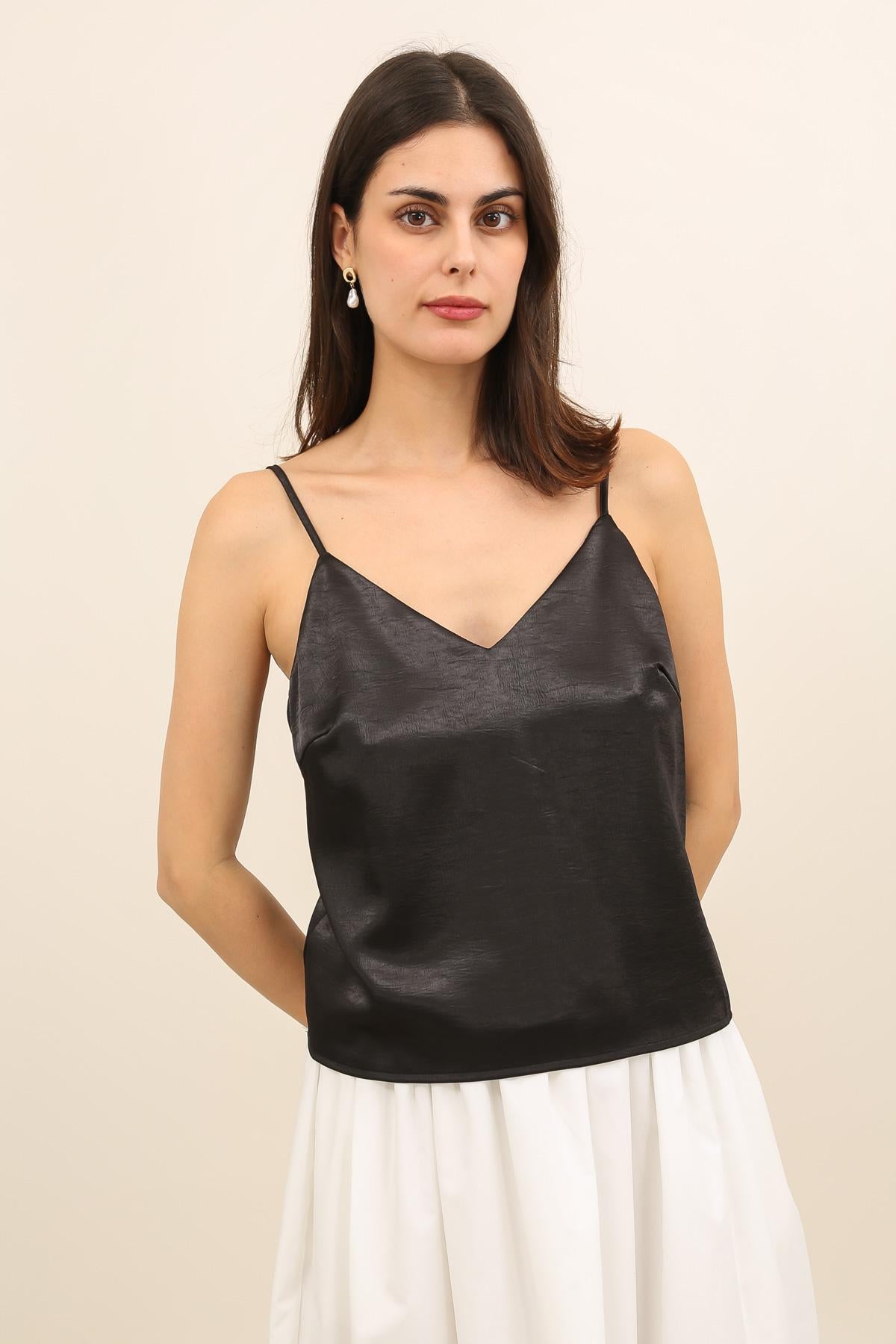 6058 Blusa de tirantes satinada con espalda descubierta y cadena decorativa