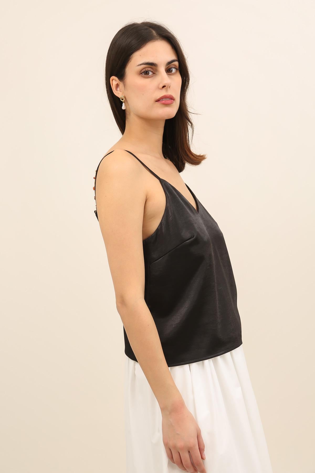 6058 Blusa de tirantes satinada con espalda descubierta y cadena decorativa
