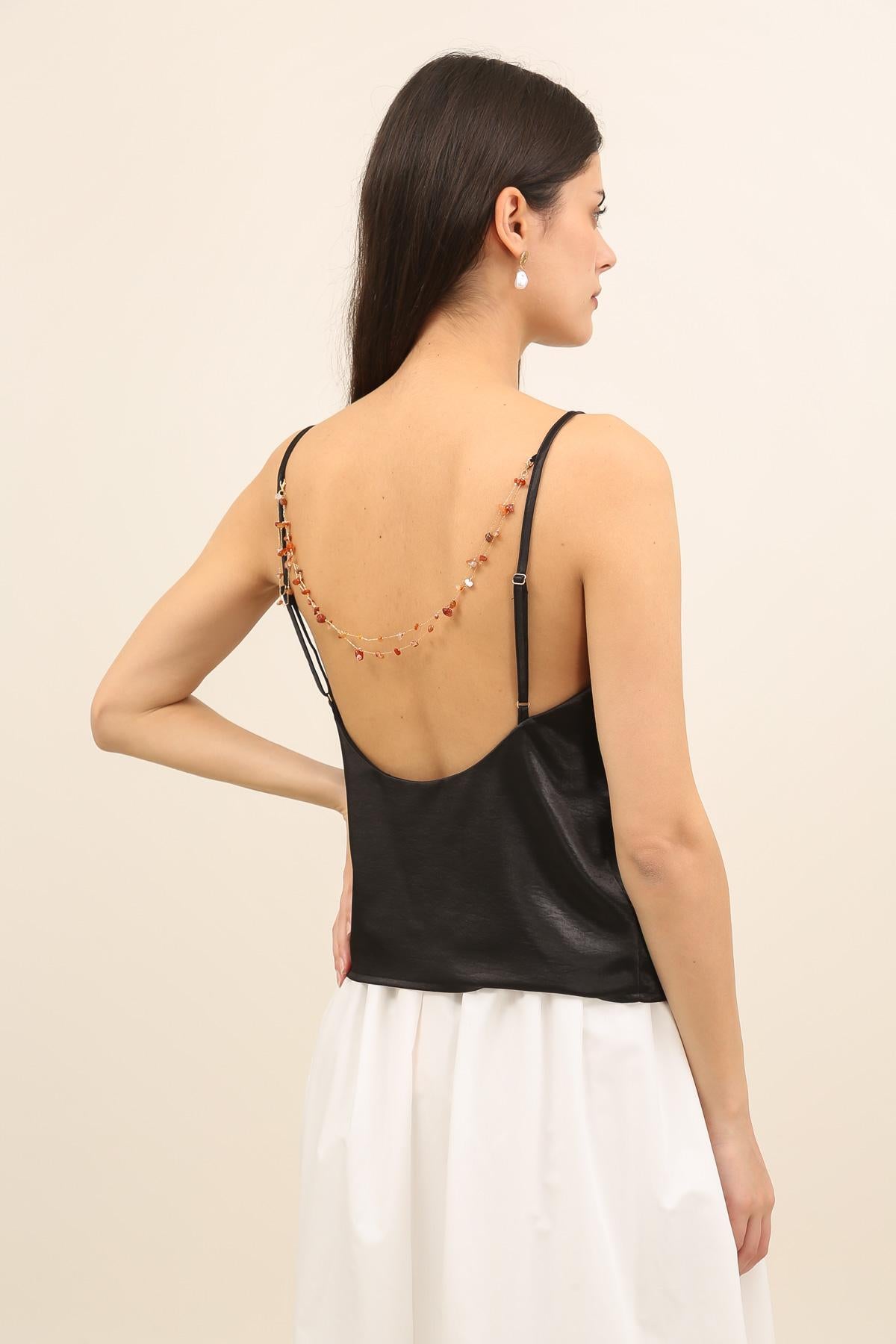 6058 Blusa de tirantes satinada con espalda descubierta y cadena decorativa