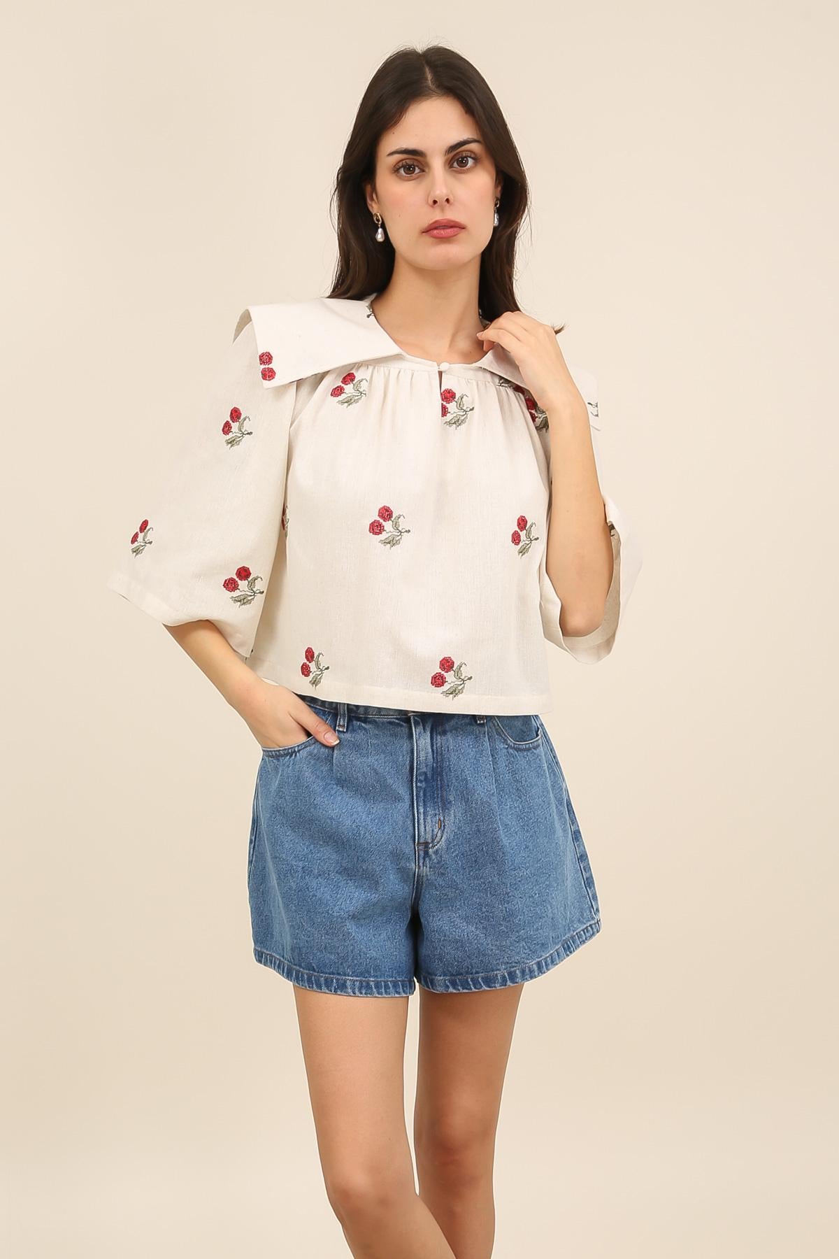 6066 Blusa bordada con cerezas