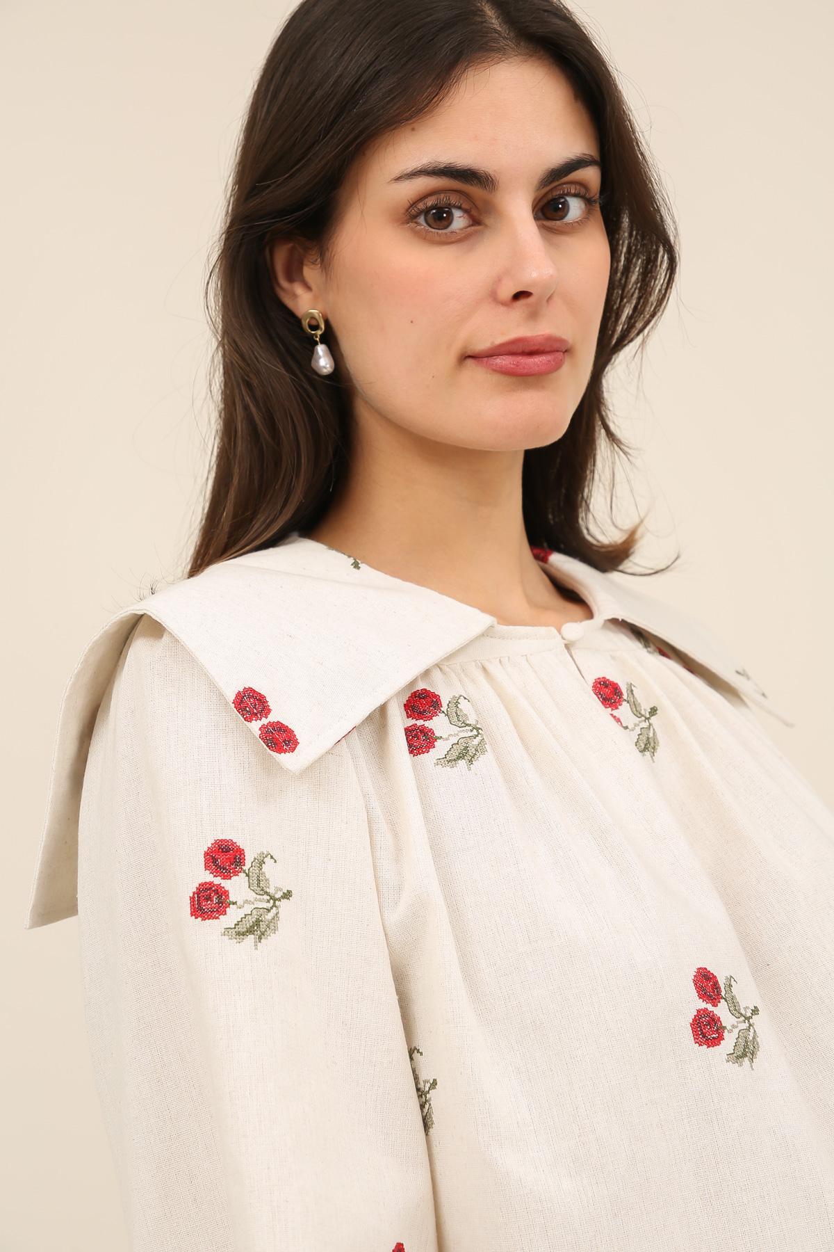 6066 Blusa bordada con cerezas