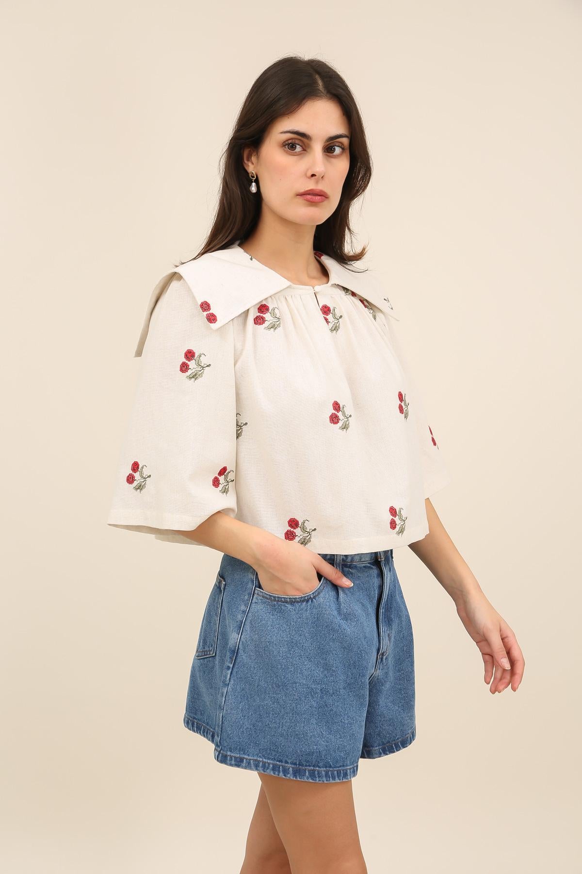 6066 Blusa bordada con cerezas