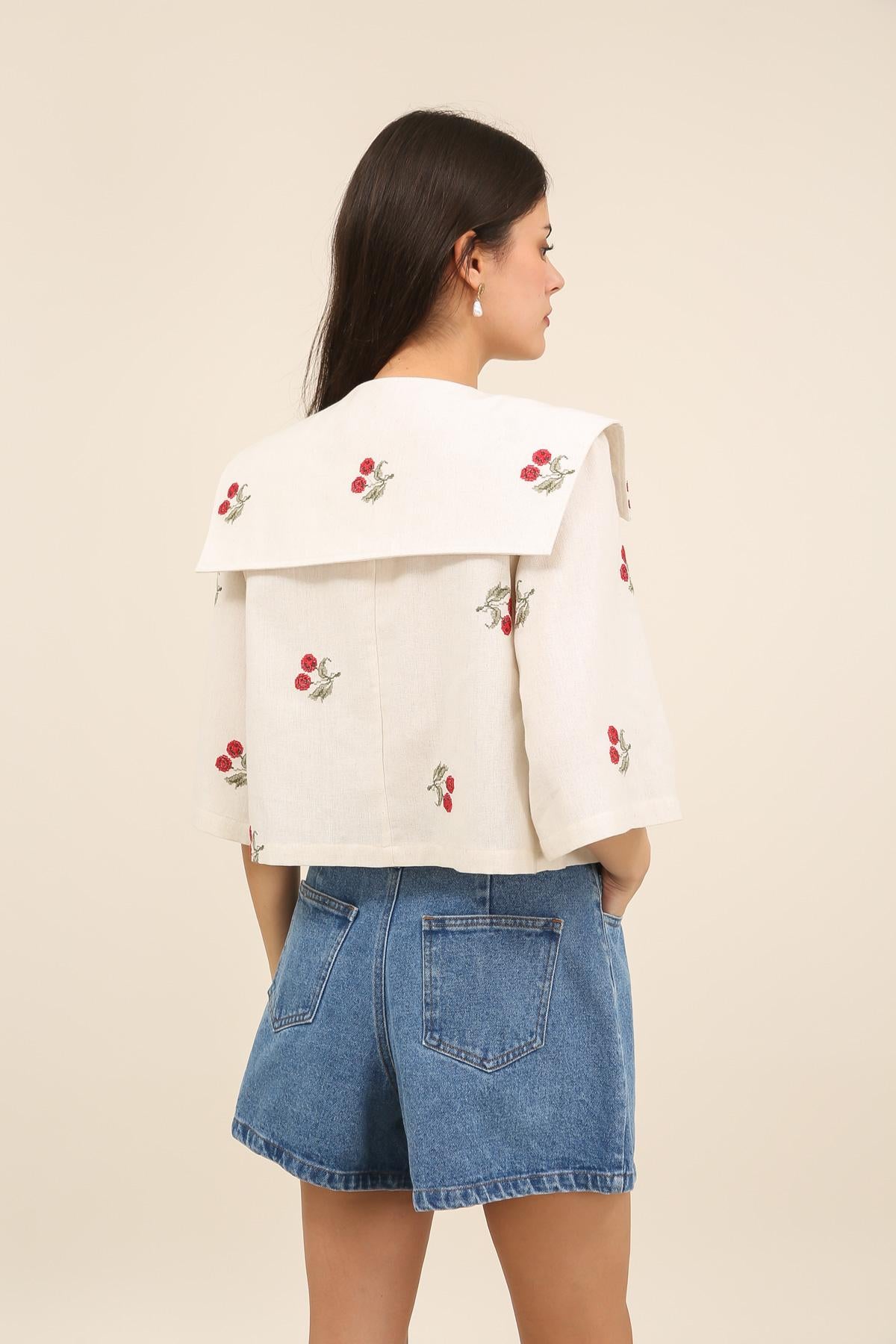 6066 Blusa bordada con cerezas