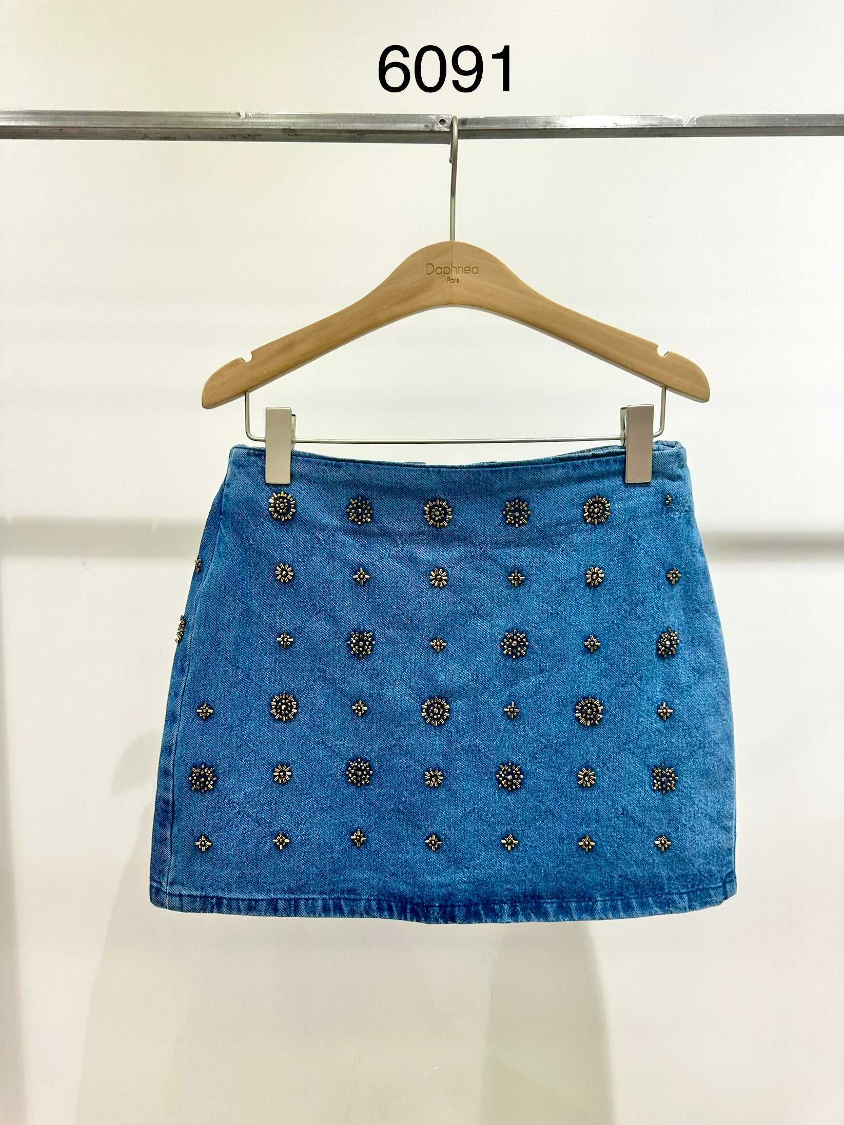 Short denim skirt embroidered with gold beads, zip fastening - 6091