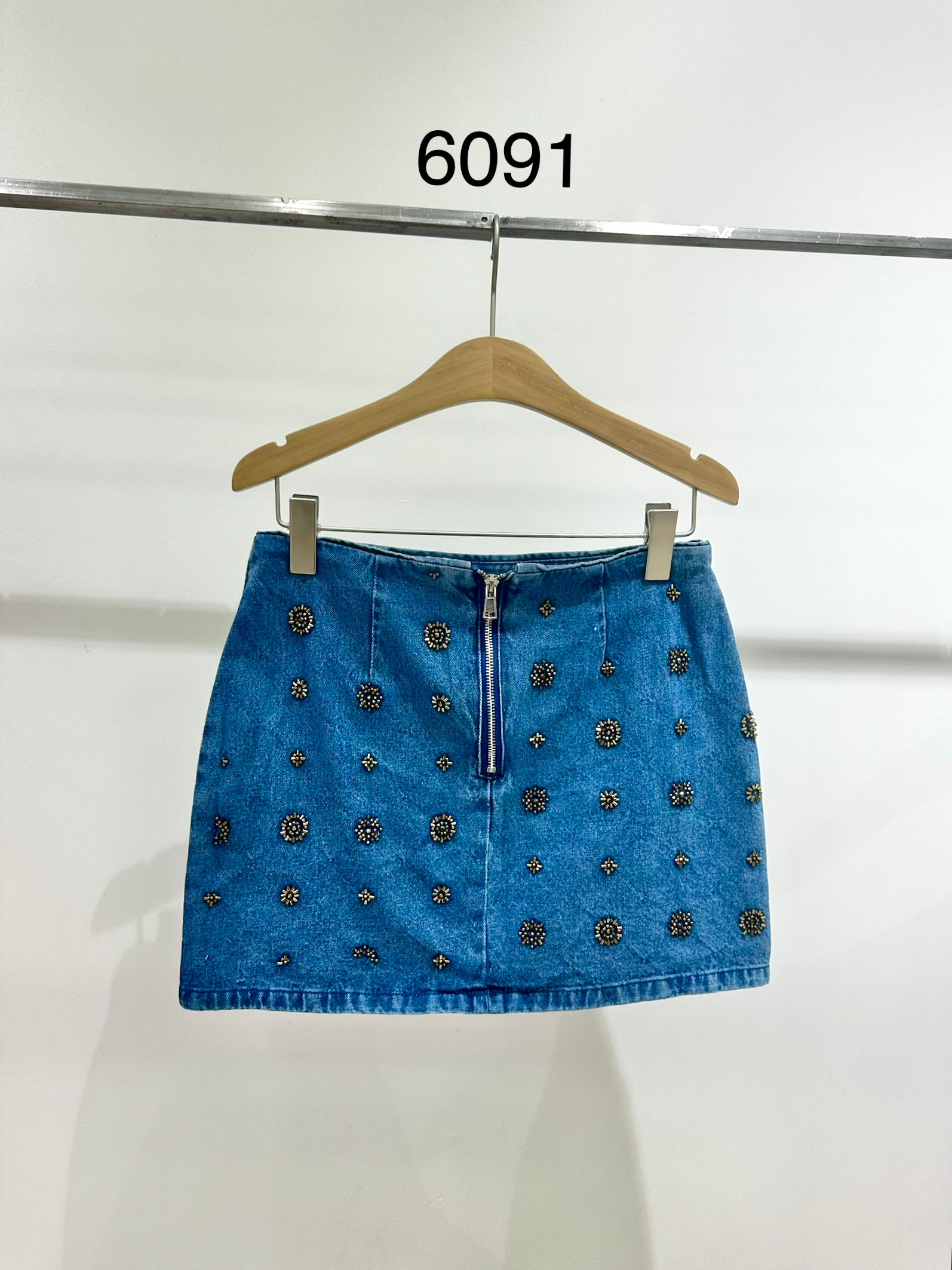 Short denim skirt embroidered with gold beads, zip fastening - 6091