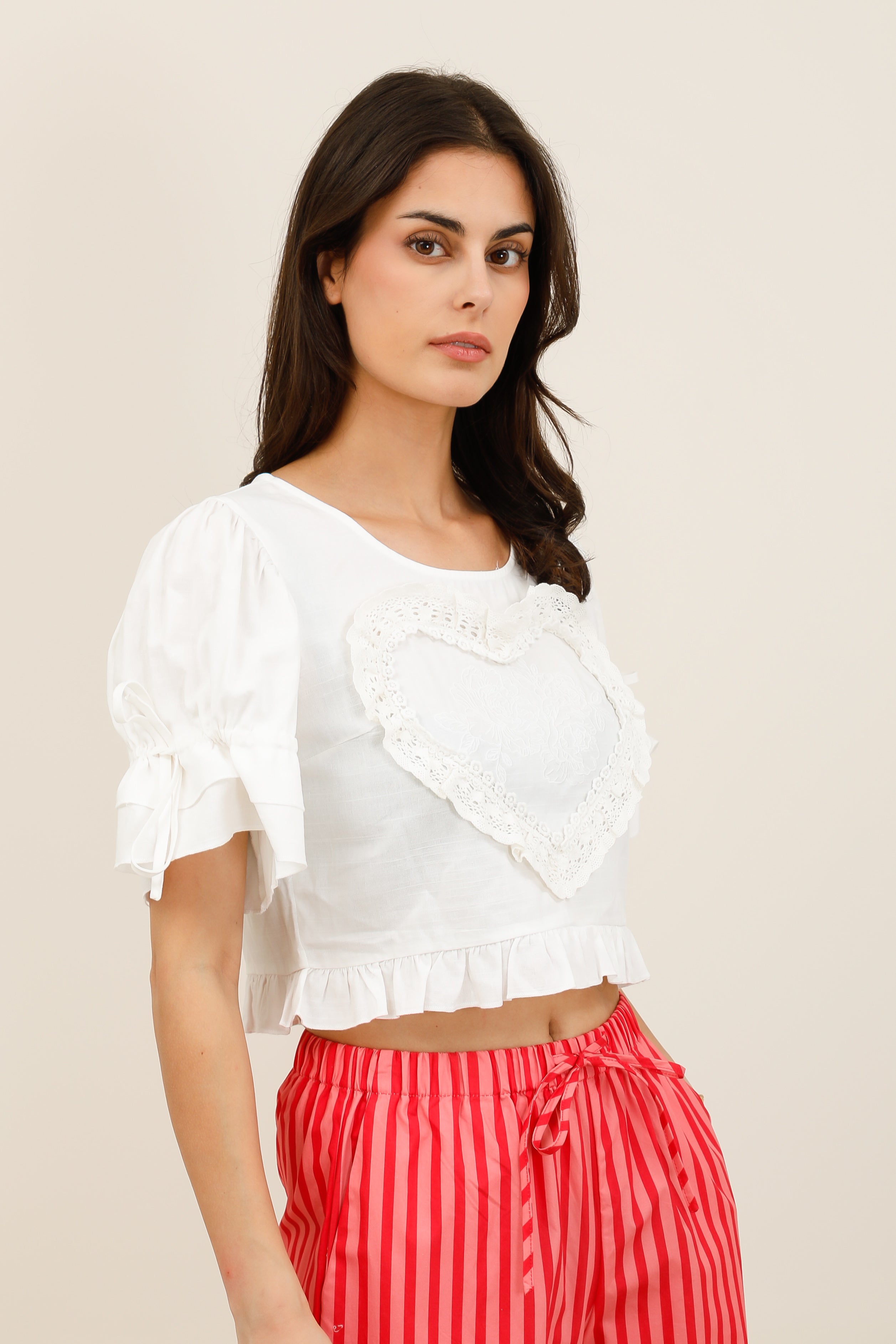Top romantique femme avec cœur en dentelle brodée et détails volantés - 6103