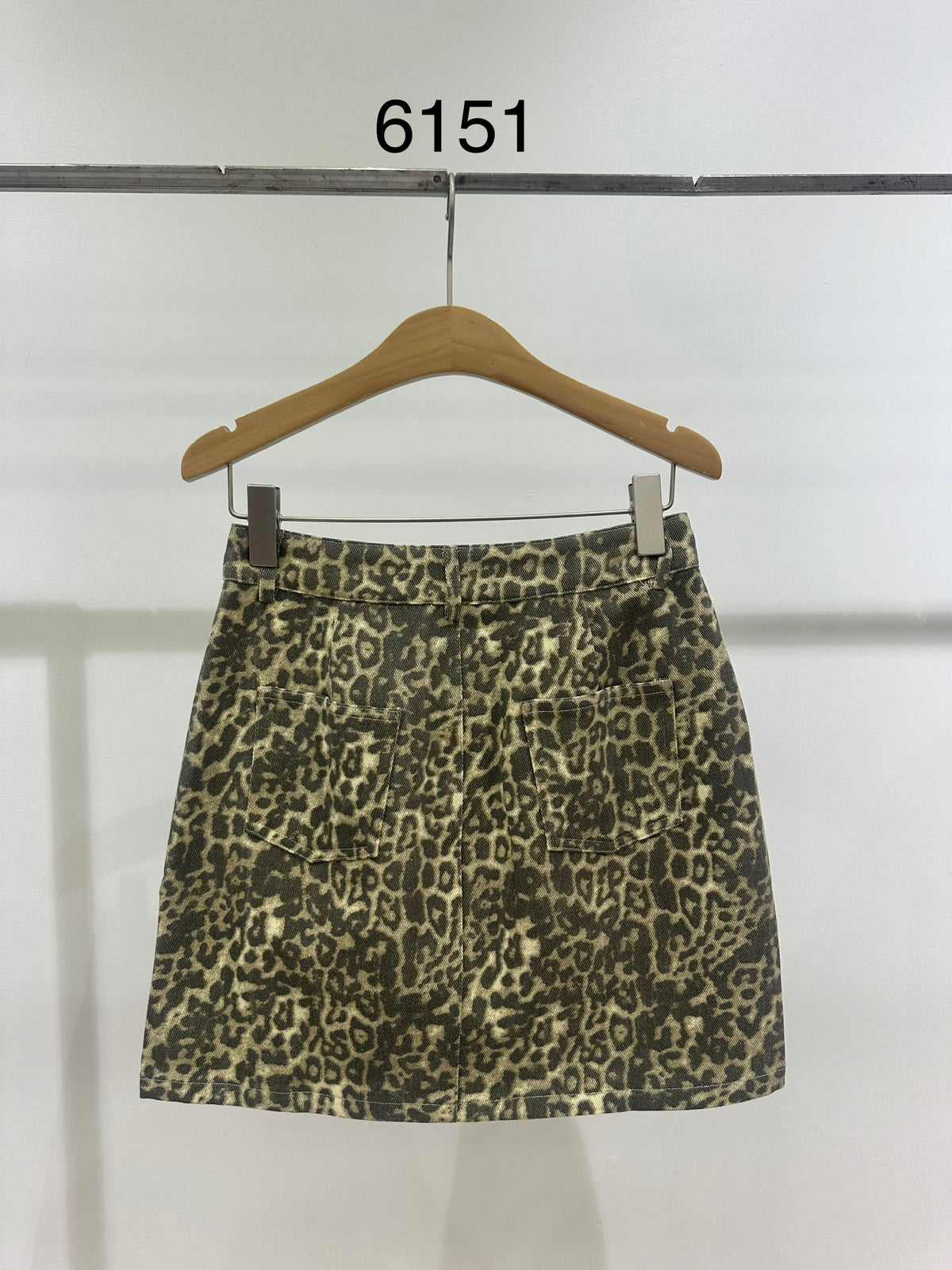 Minifalda de mezclilla con estampado de leopardo - 6151