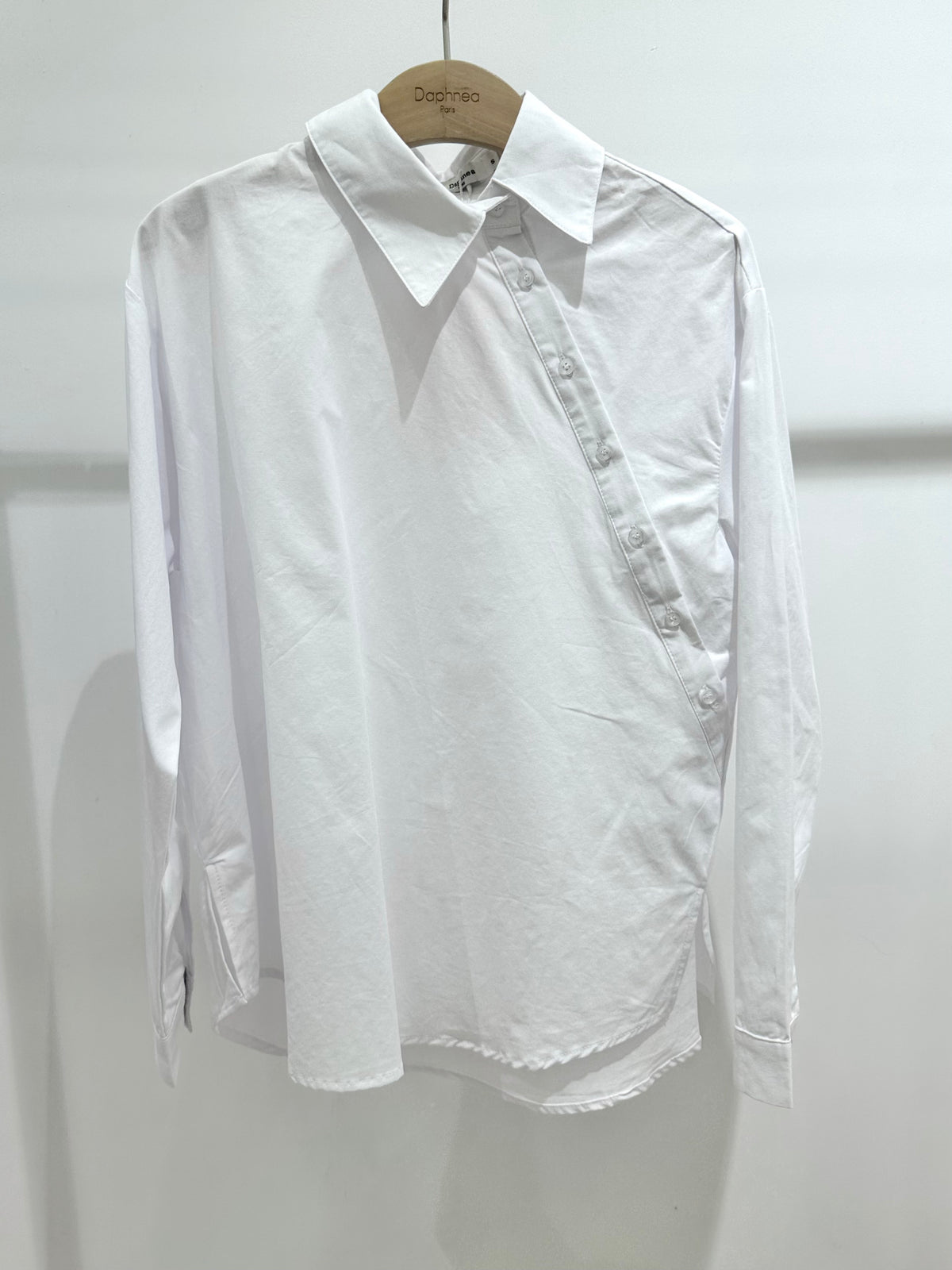 Camisa de mujer de cuello clásico con cierre asimétrico de botones - 6157