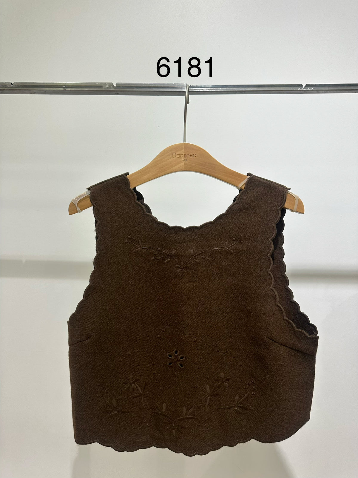 Embroidered Wool Blend Scalloped Sleeveless Vest - 6181