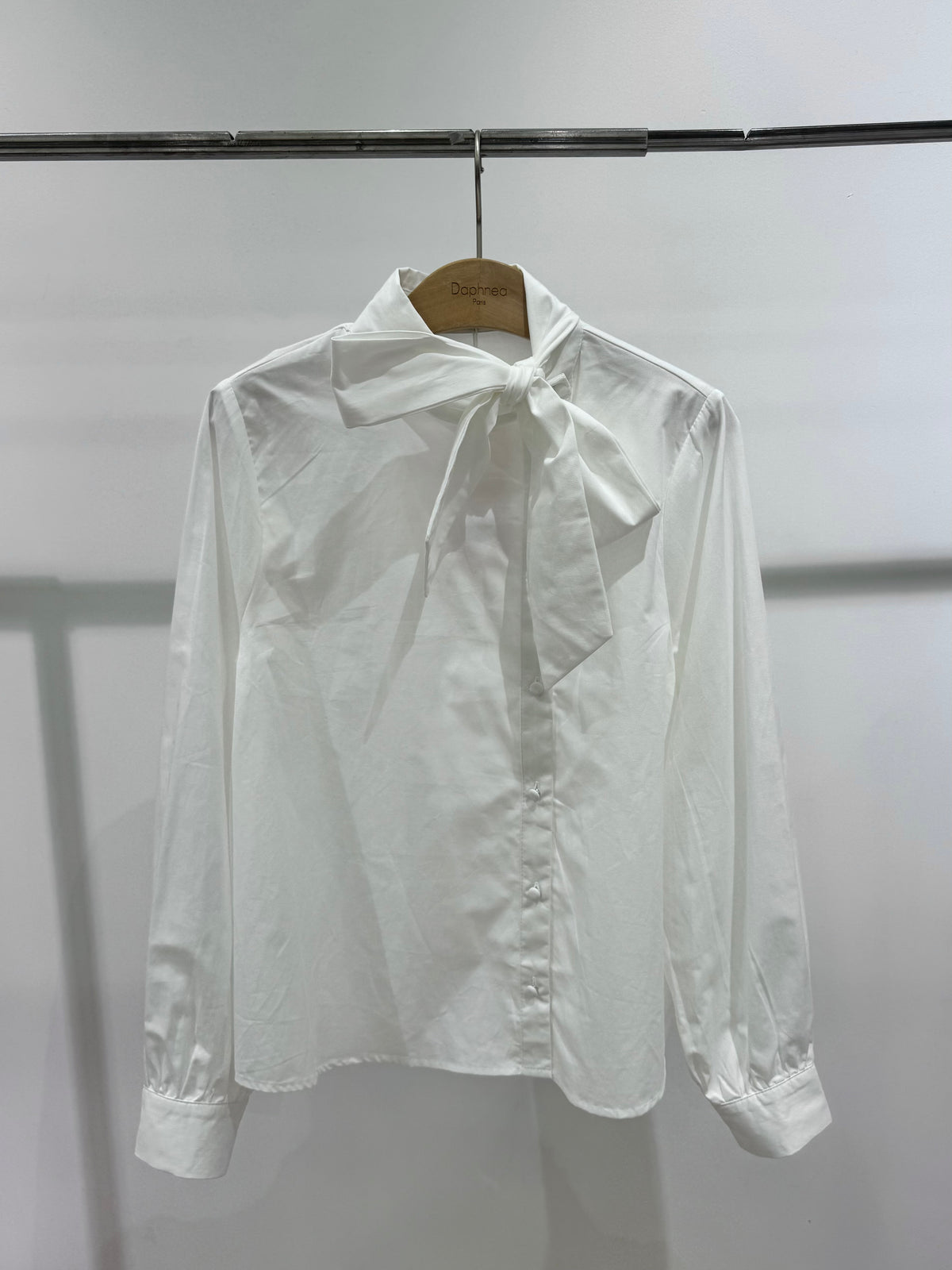 Blusa con Cuello de Lazo y Tapeta Desplazada - 6183