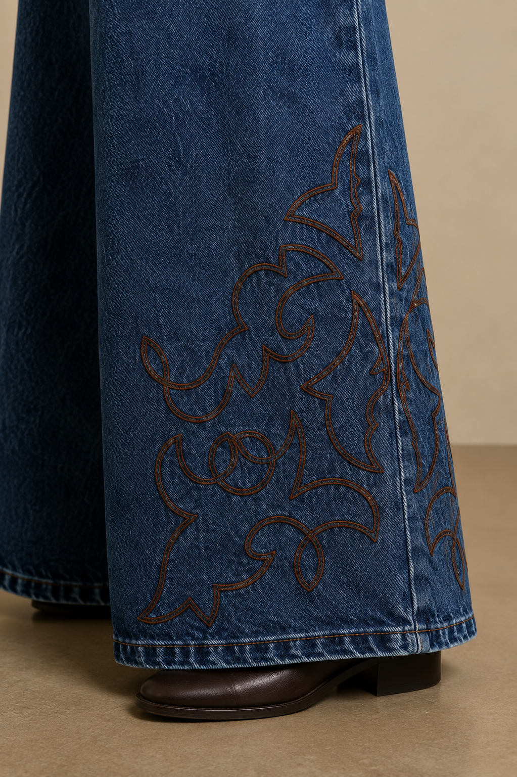 Vaqueros Anchos con Bordados Gráficos en Contraste en las Piernas - 6189